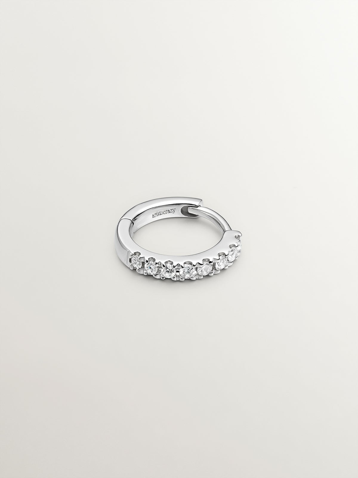 Pendiente de aro individual de oro blanco de 18K con diamante en talla brillante