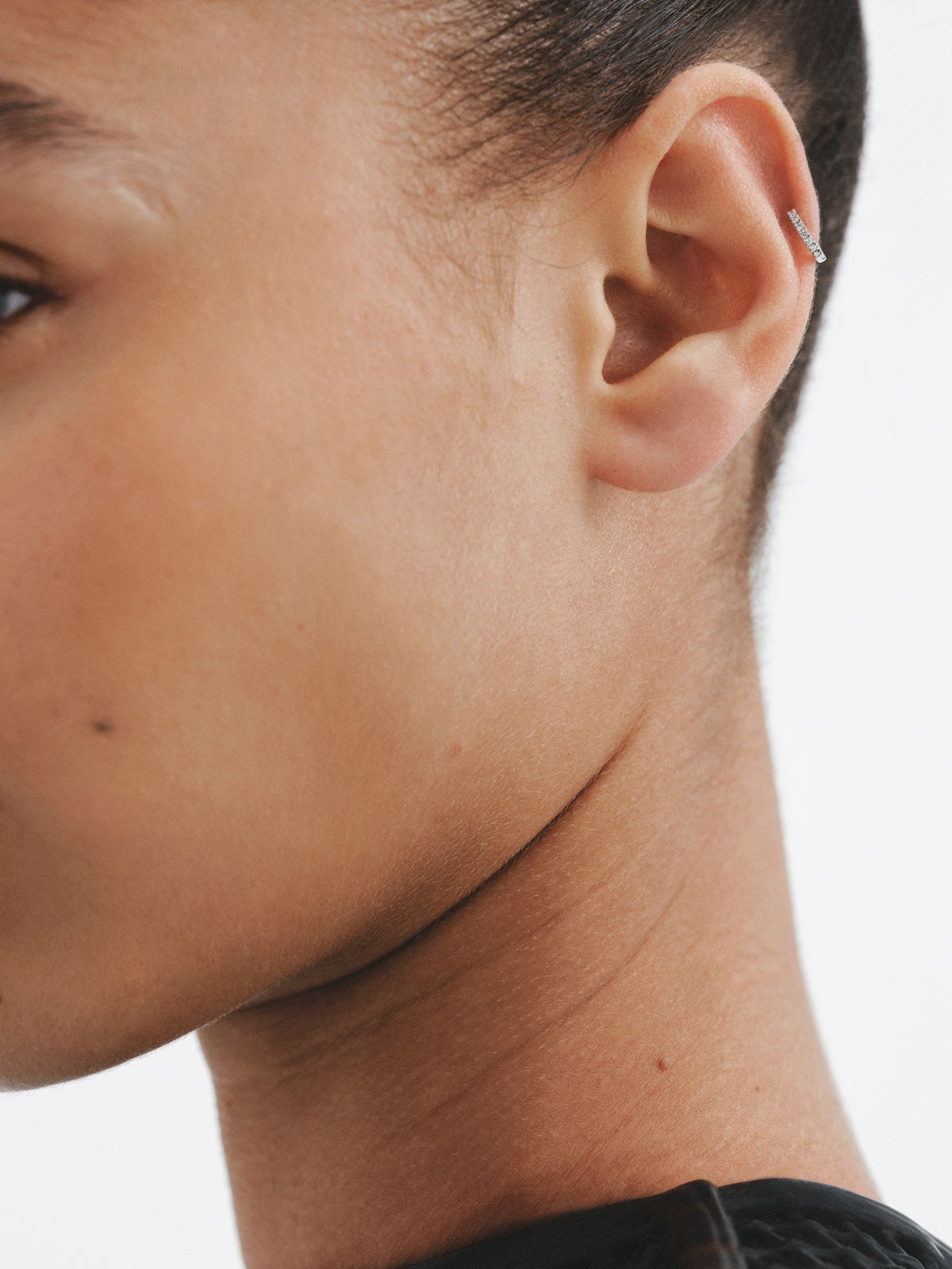 Pendiente de aro individual de oro blanco de 18K con diamante en talla brillante