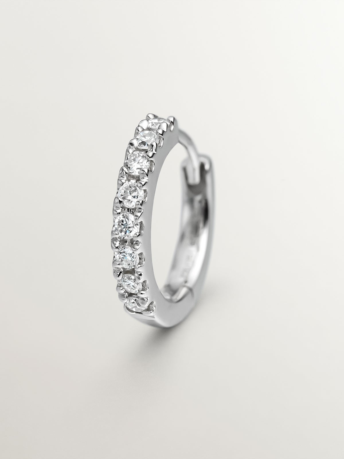 Pendiente de aro individual de oro blanco de 18K con diamante en talla brillante