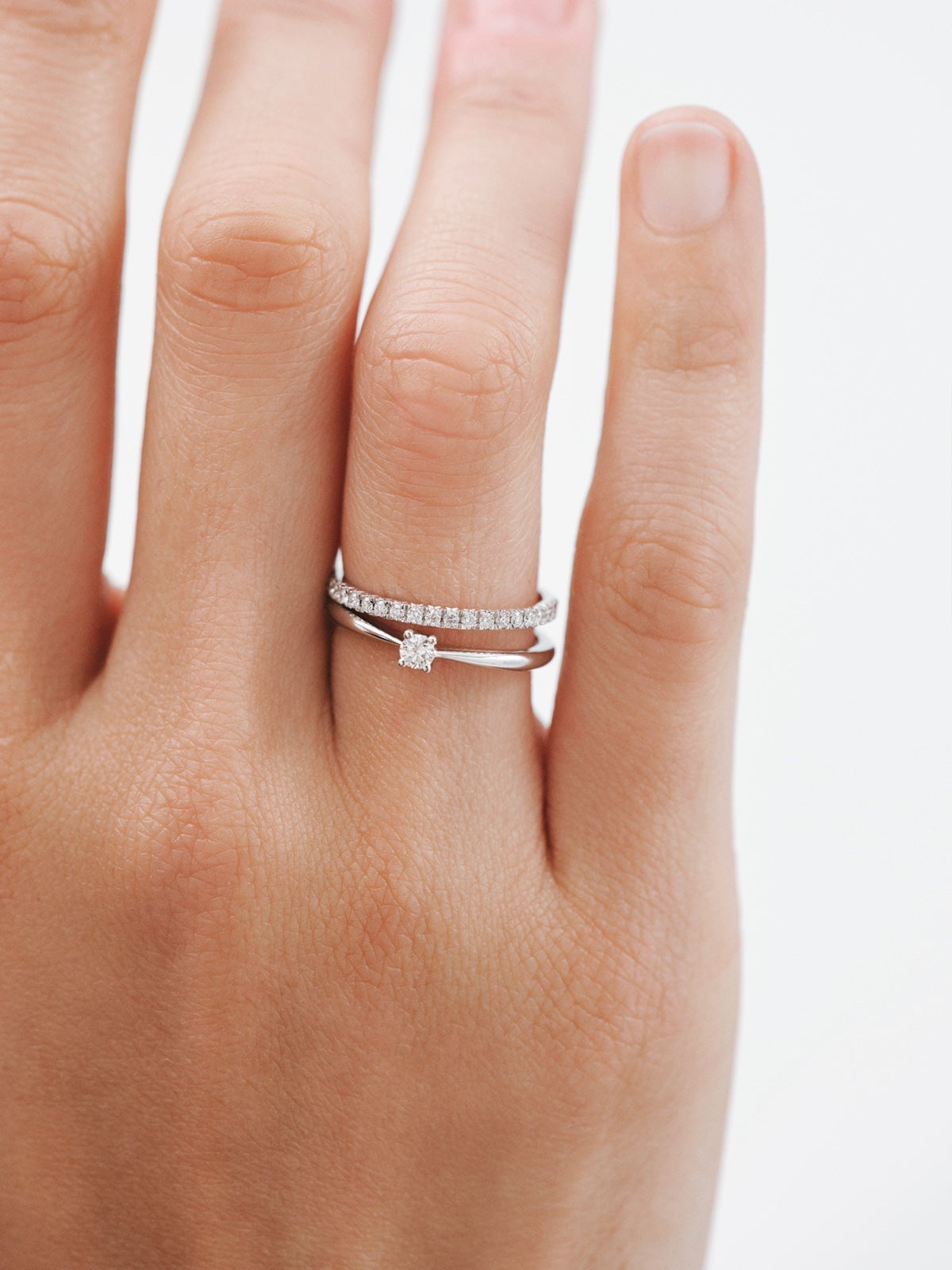 Anillo de oro blanco de 18K con diamantes en talla brillante