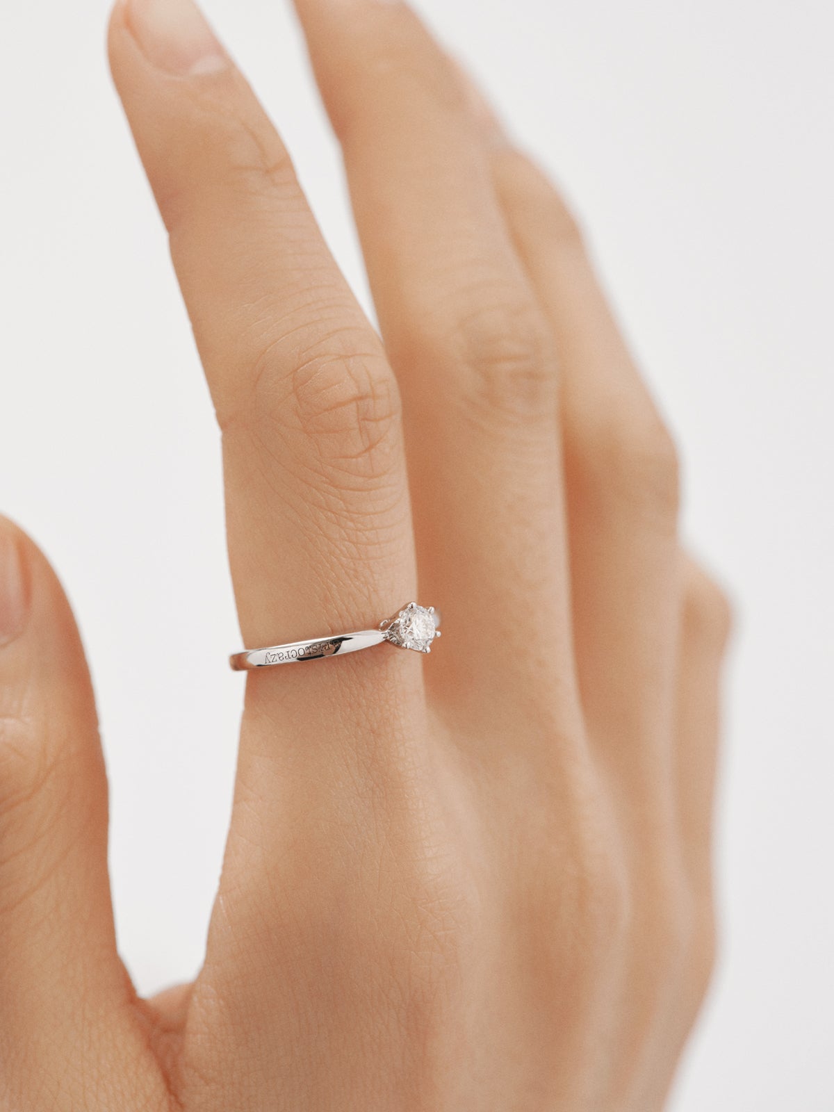 Anillo solitario de oro blanco de 18K con diamante