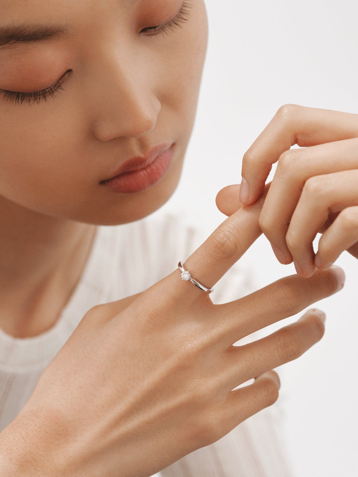 Anillo solitario de oro blanco de 18K con diamante