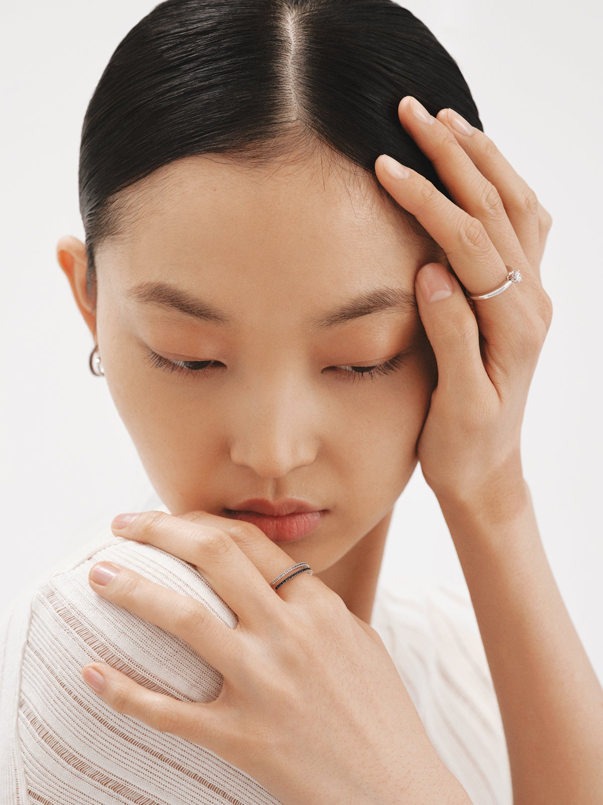 Anillo solitario de oro blanco de 18K con diamante