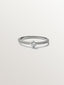 Anillo de oro blanco de 18K con brazo de diamantes y diamante central 0,23 cts
