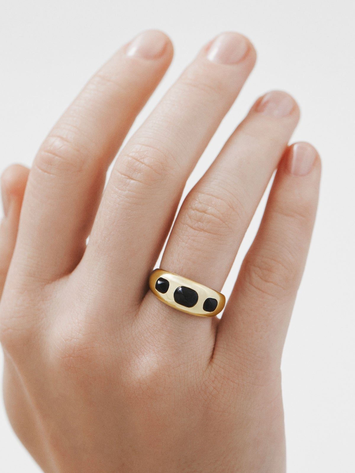 Anillo de plata 925 bañada en oro amarillo de 18K con ágatas negras