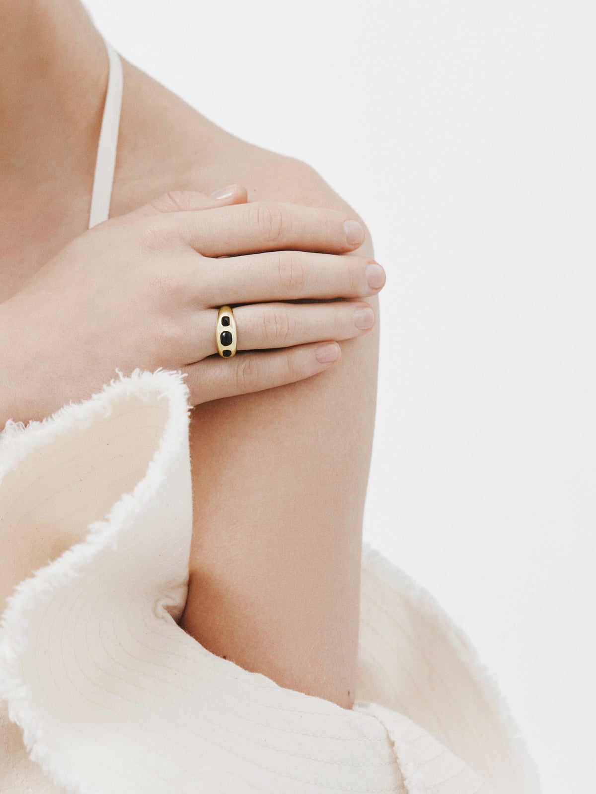 Anillo de plata 925 bañada en oro amarillo de 18K con ágatas negras
