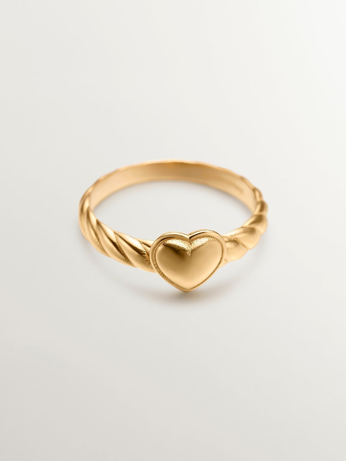 Anillo de plata 925 bañada en oro amarillo de 18K con corazón y textura gallonada