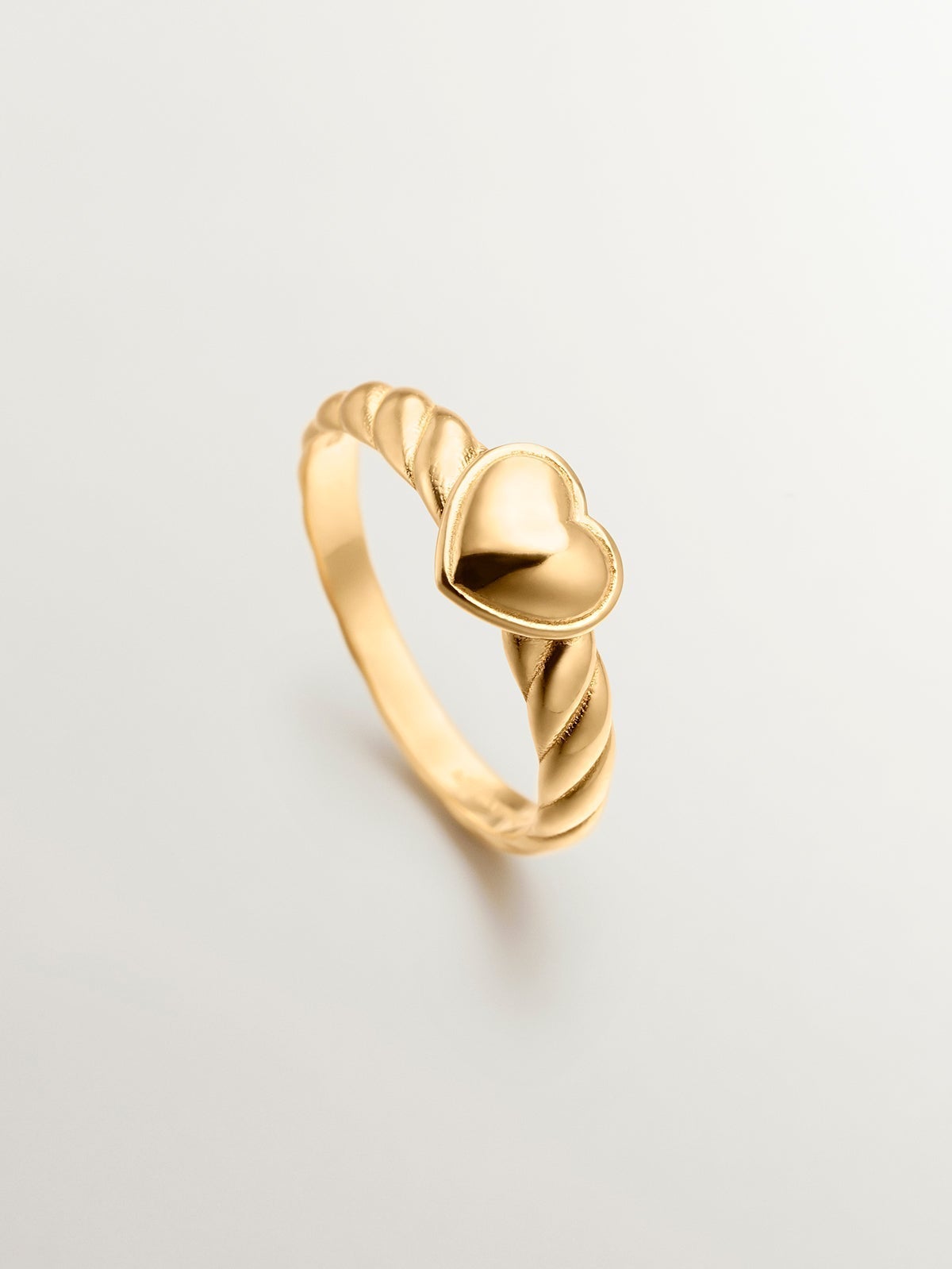 Anillo de plata 925 bañada en oro amarillo de 18K con corazón y textura gallonada