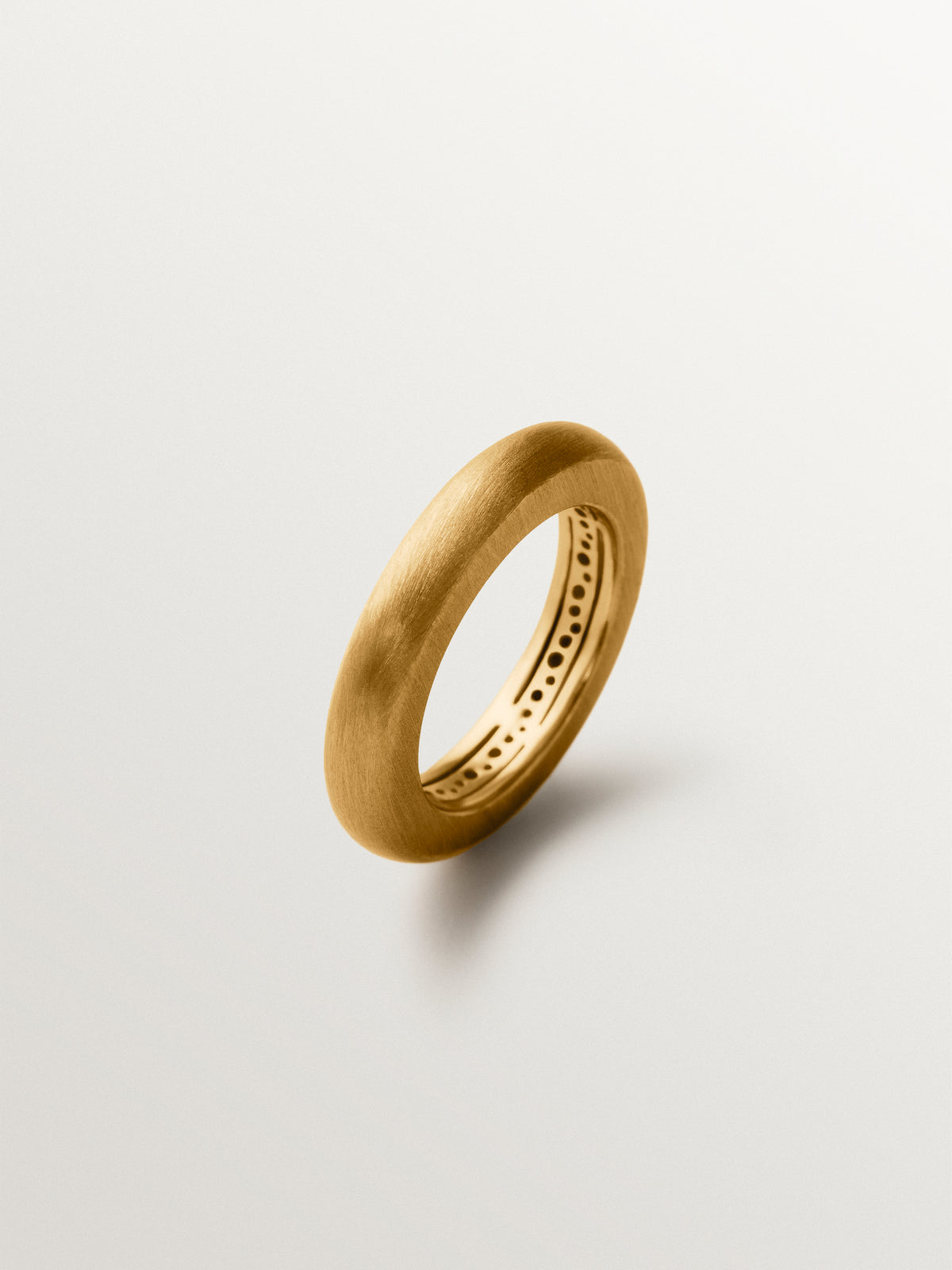 Anillo grueso de plata 925 bañada en oro amarillo de 18K con efecto cepillado