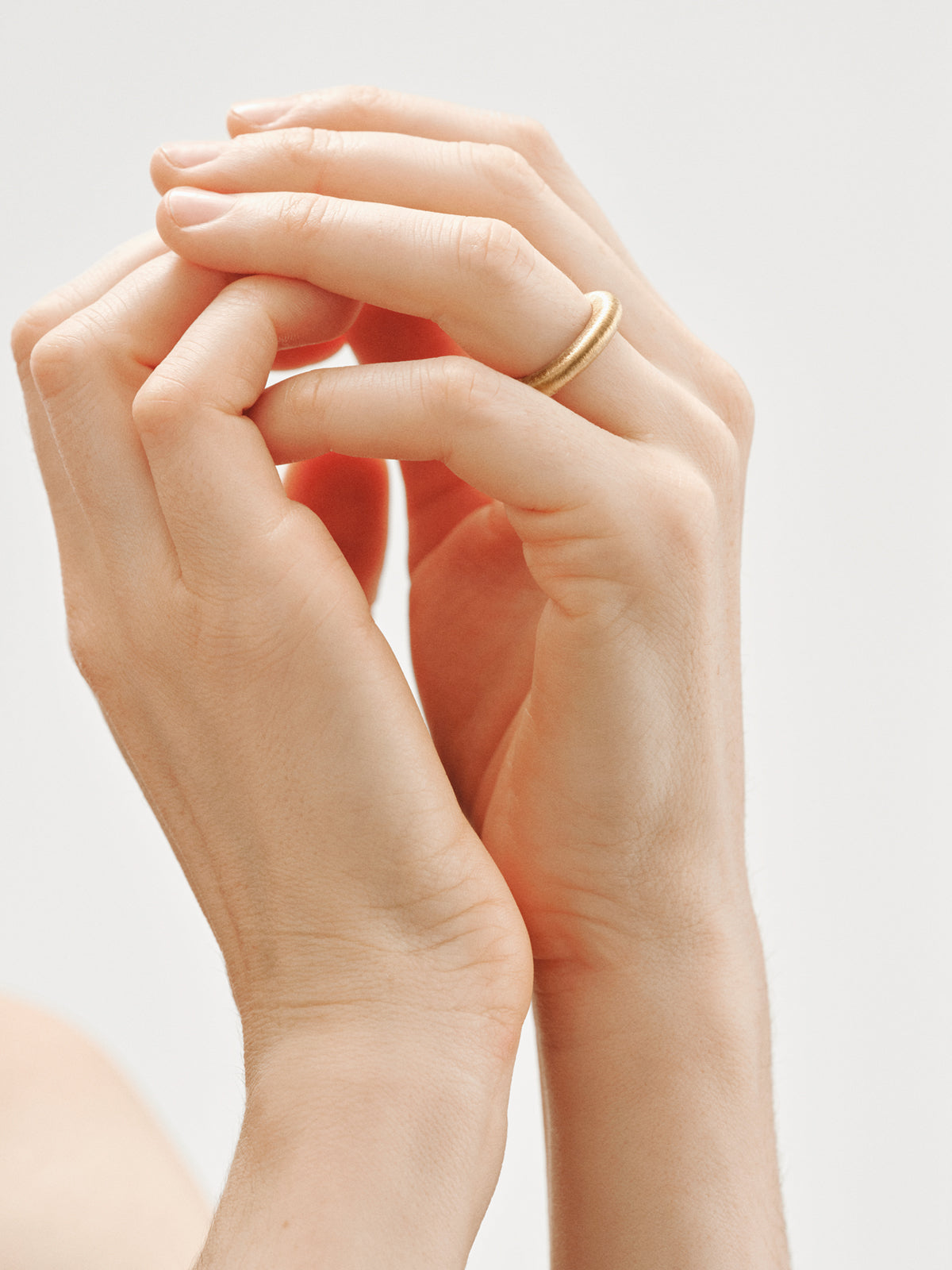 Anillo grueso de plata 925 bañada en oro amarillo de 18K con efecto cepillado