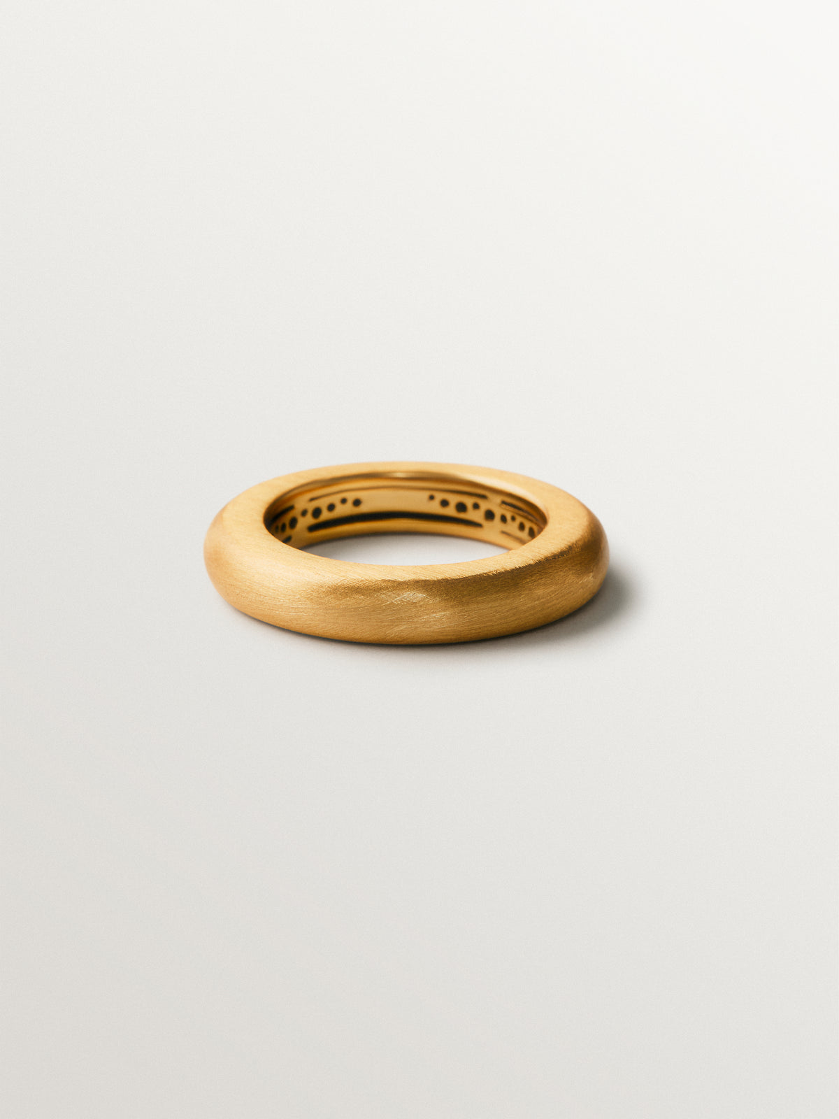 Anillo grueso de plata 925 bañada en oro amarillo de 18K con efecto cepillado