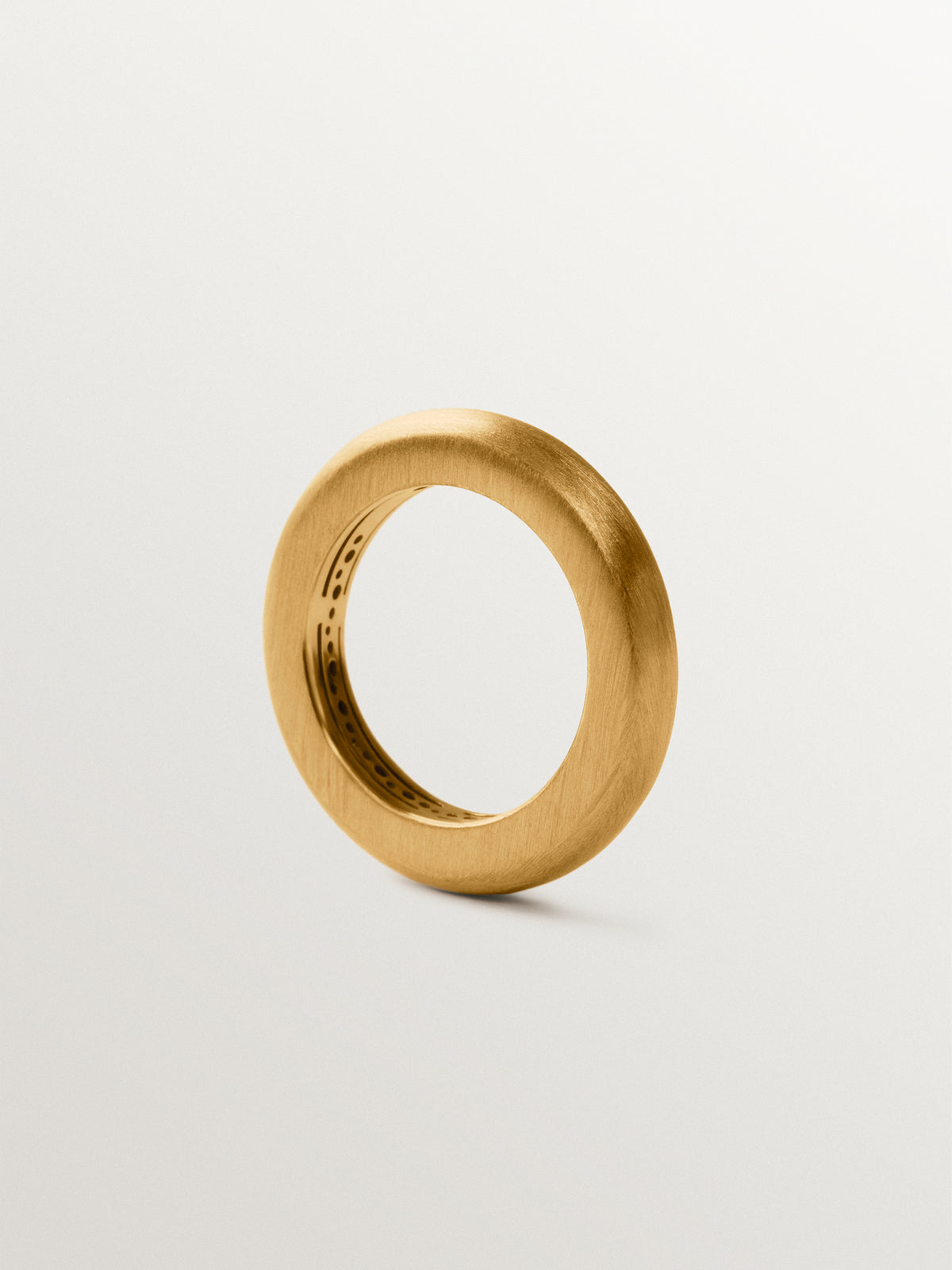 Anillo grueso de plata 925 bañada en oro amarillo de 18K con efecto cepillado