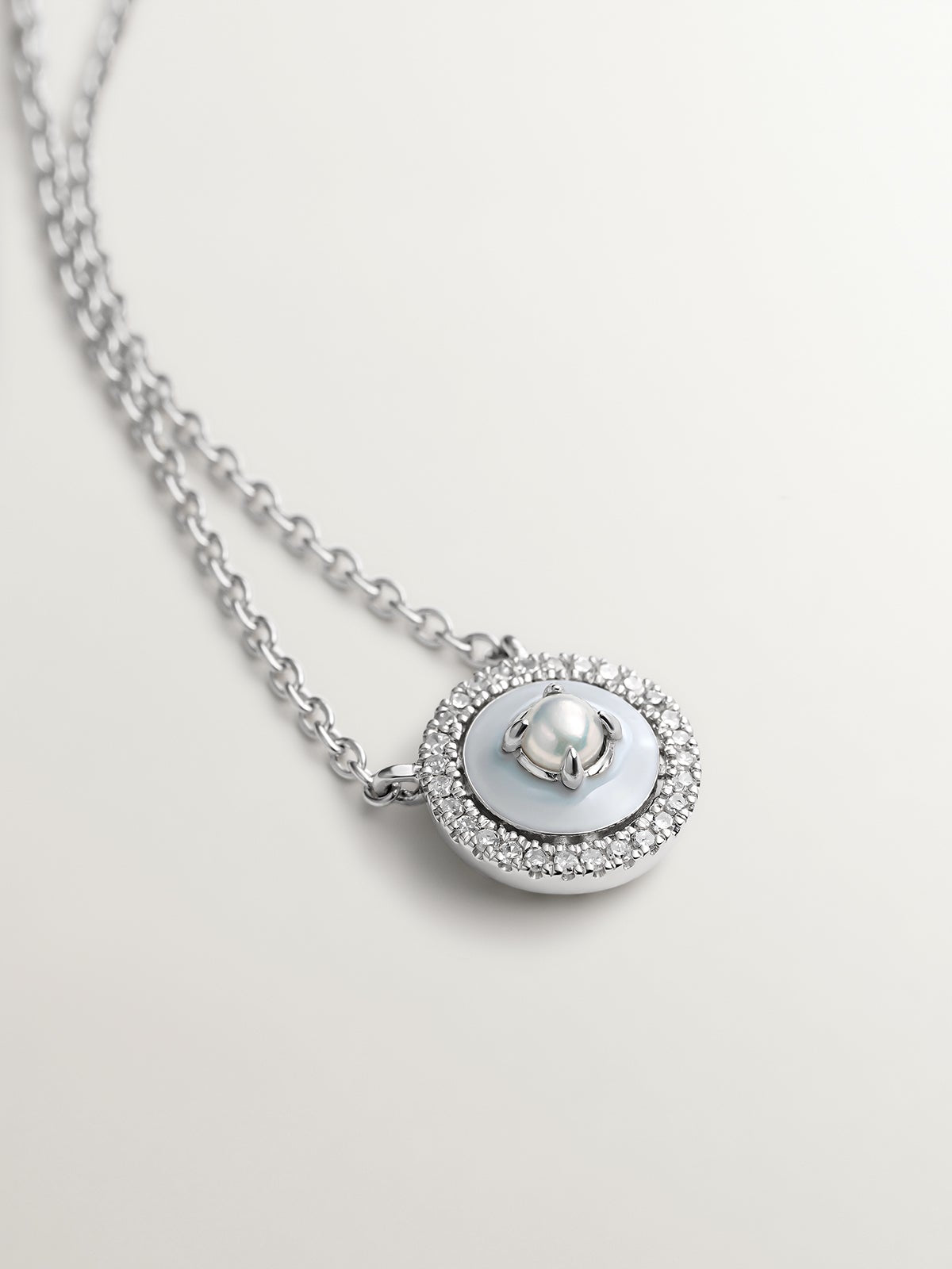 Colgante de plata 925 y oro blanco de 18K con perlas blancas, diamantes blancos y esmalte gris
