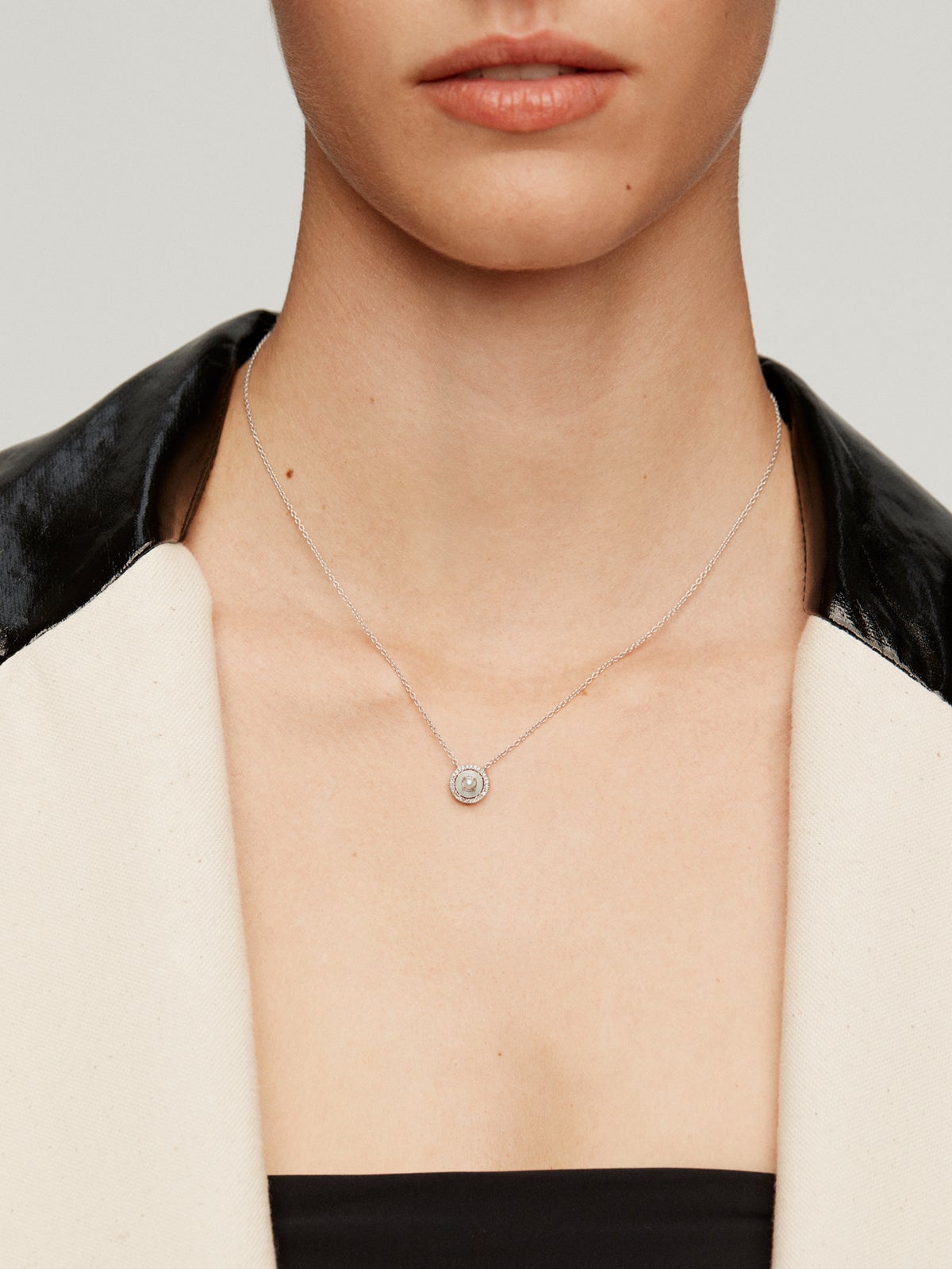 Colgante de plata 925 y oro blanco de 18K con perlas blancas, diamantes blancos y esmalte gris