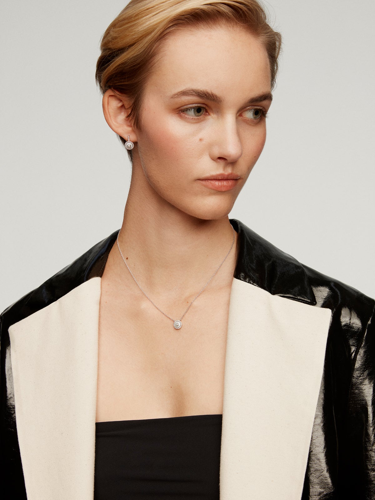 Colgante de plata 925 y oro blanco de 18K con perlas blancas, diamantes blancos y esmalte gris