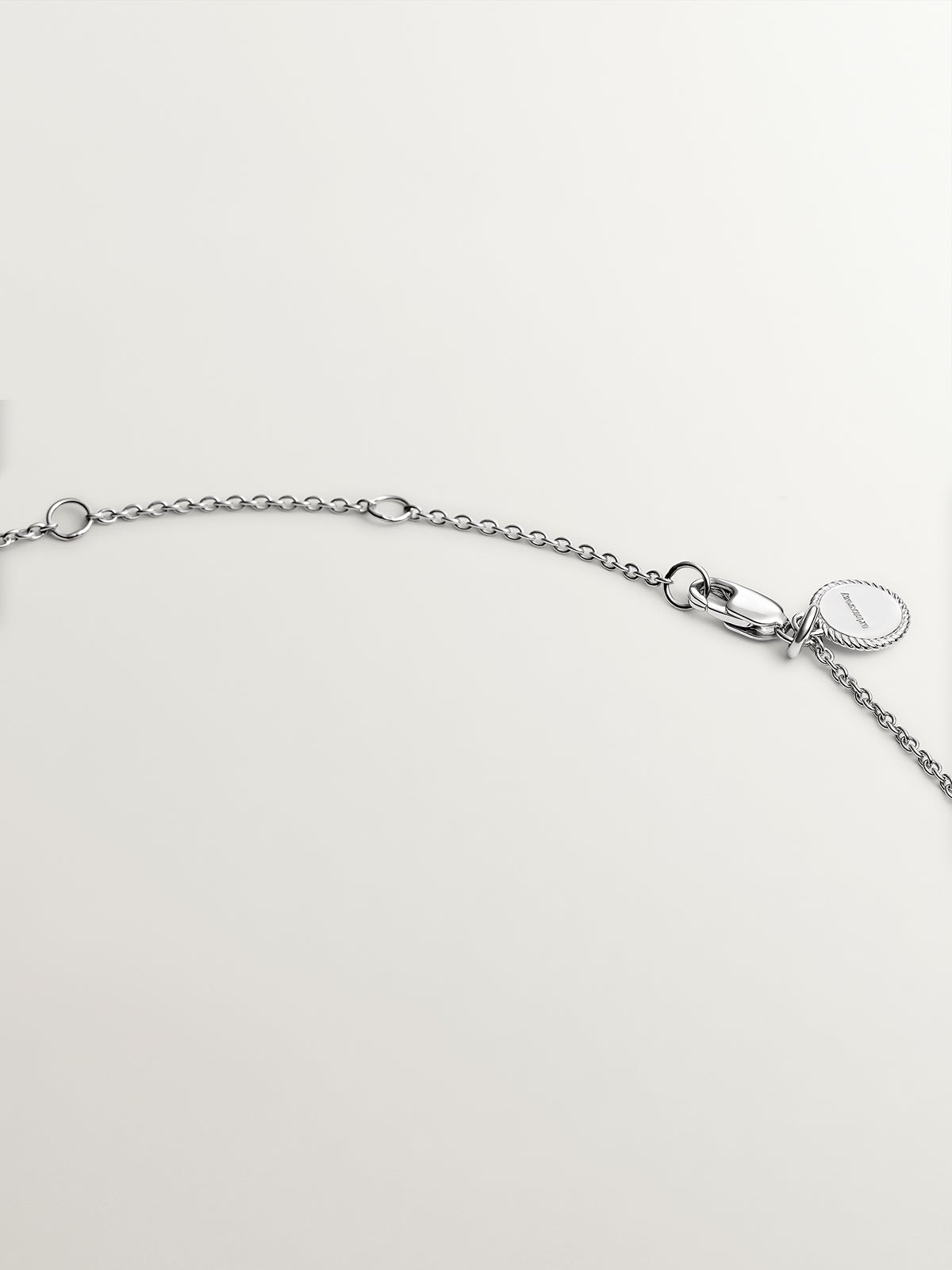 Colgante de plata 925 y oro blanco de 18K con perlas blancas, diamantes blancos y esmalte gris