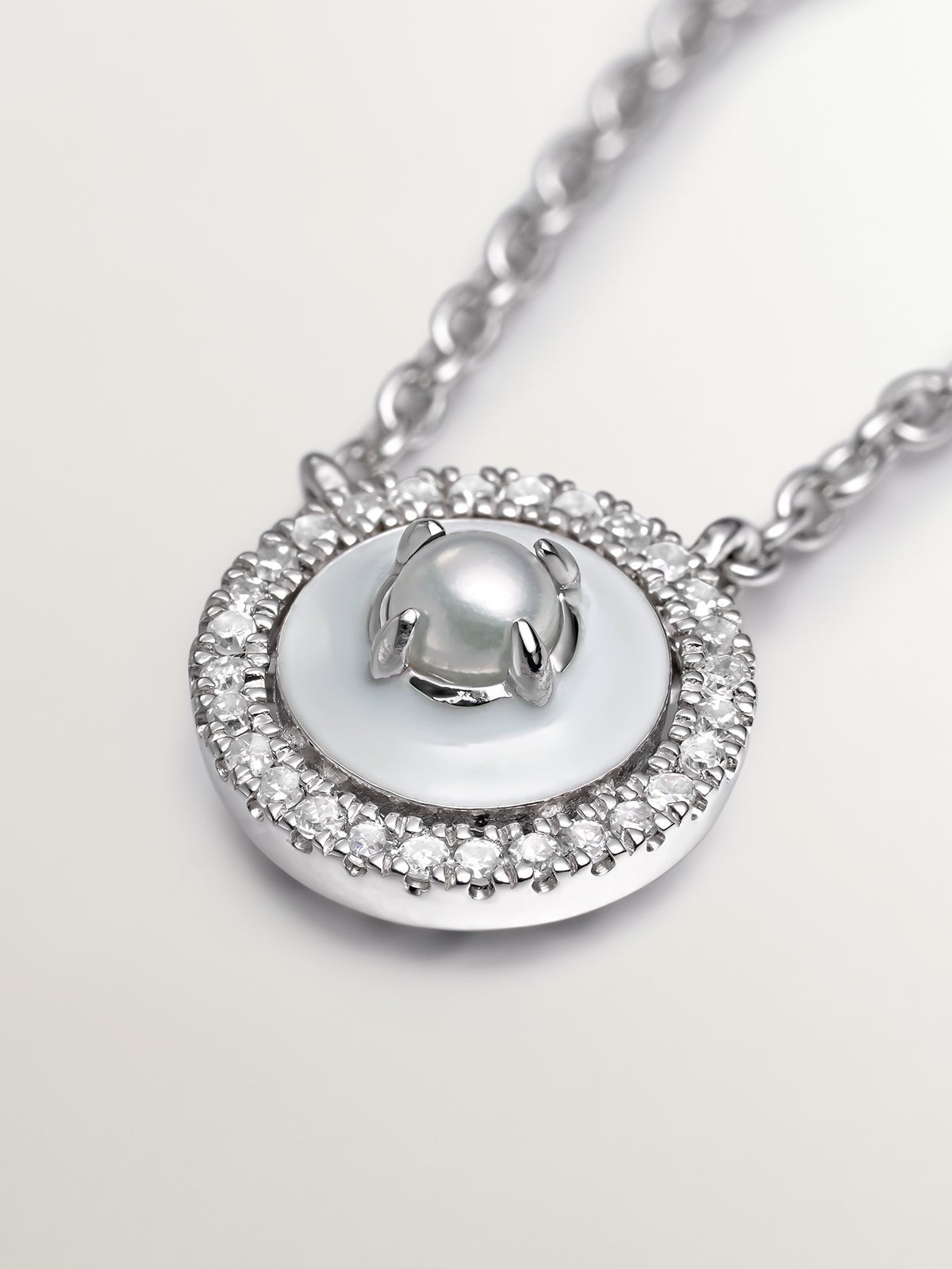 Colgante de plata 925 y oro blanco de 18K con perlas blancas, diamantes blancos y esmalte gris