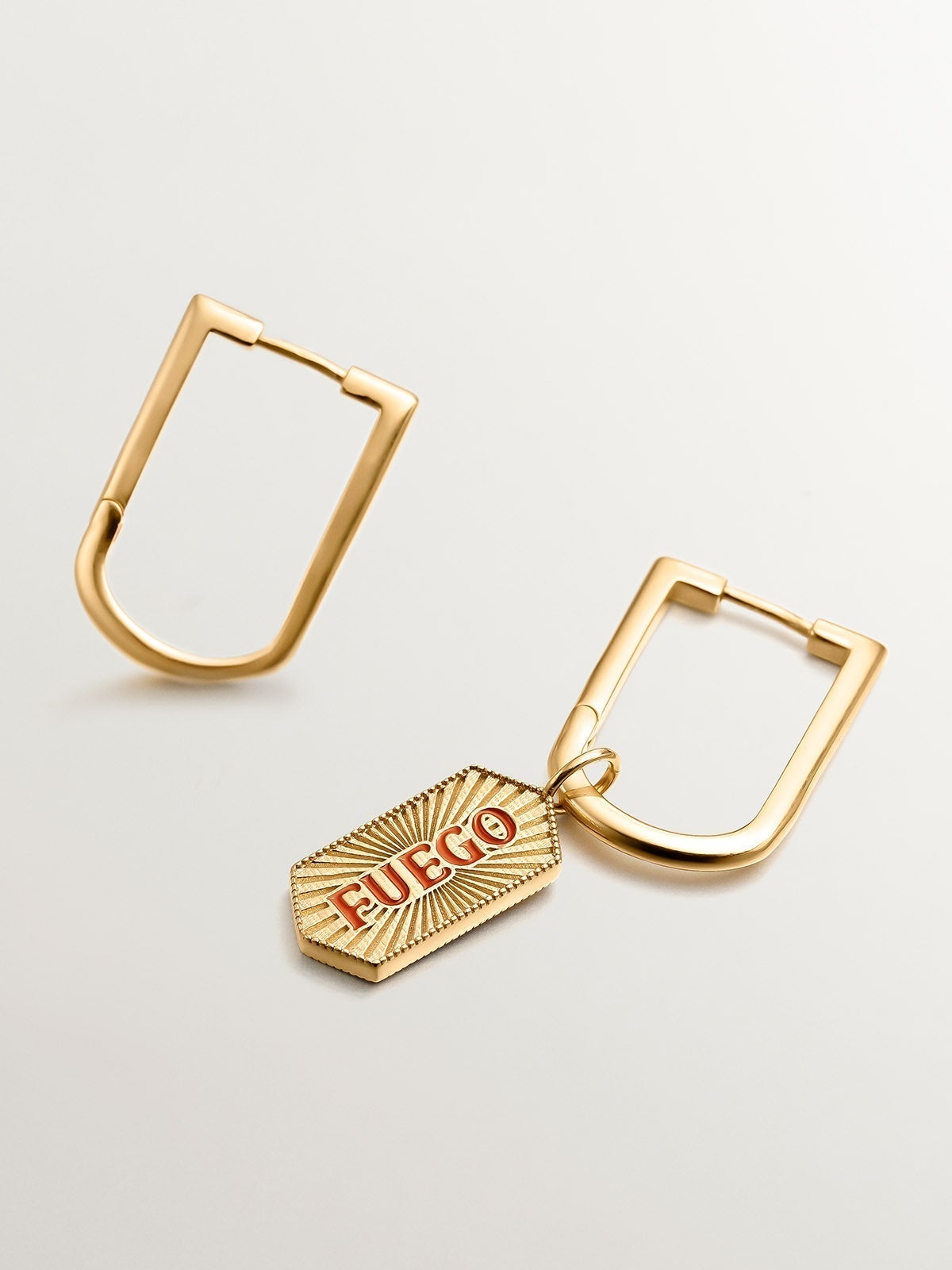 Pendientes de aro semi rectangular de plata 925 bañada en oro amarillo de 18K