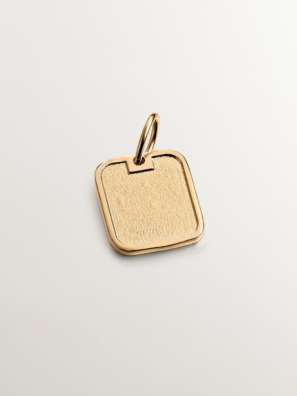 Charm de plata 925 bañada en oro amarillo de 18K con número 2