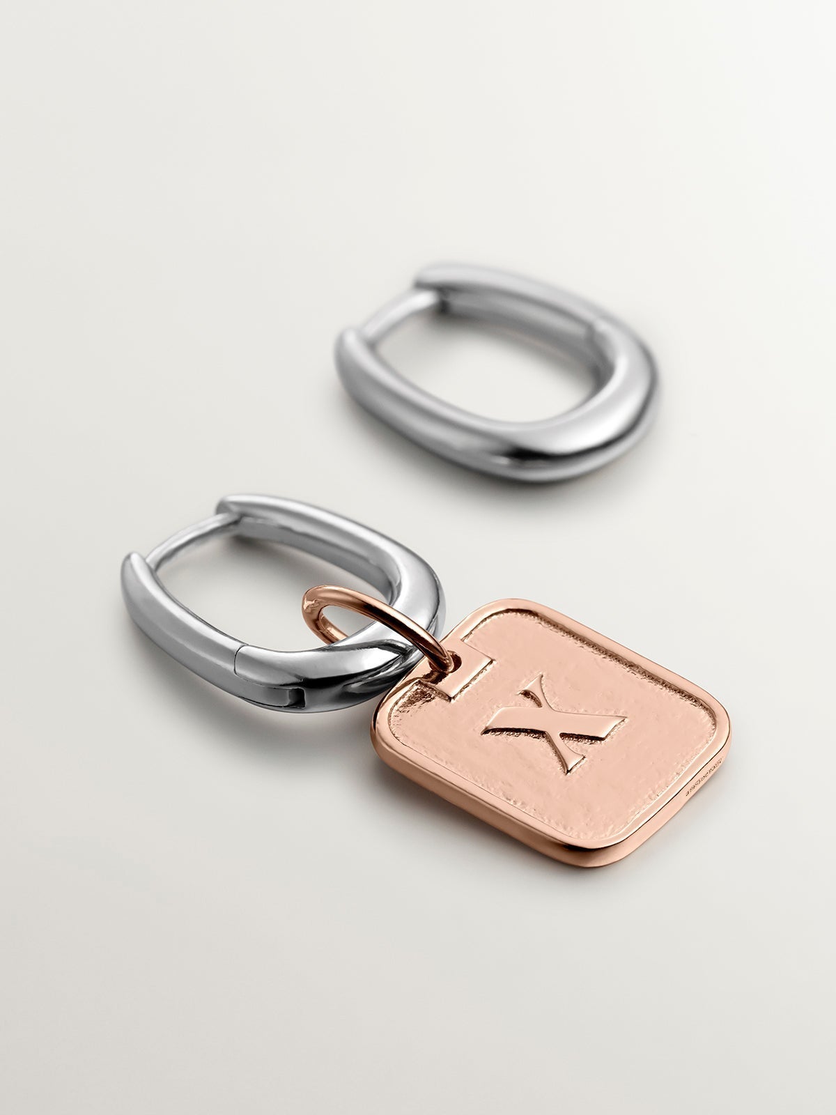 Charm de plata 925 bañada en oro rosa de 18K con número 10