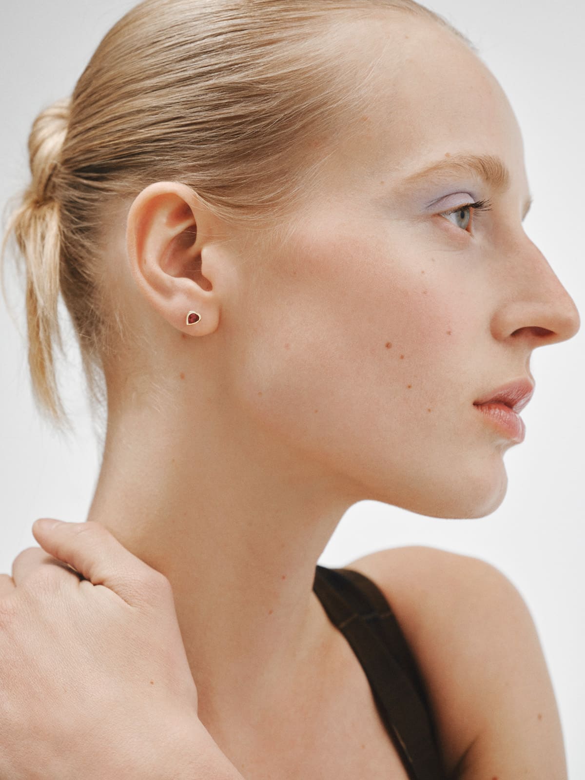 Piercing de oro amarillo de 18K con rubí rosa en talla corazón