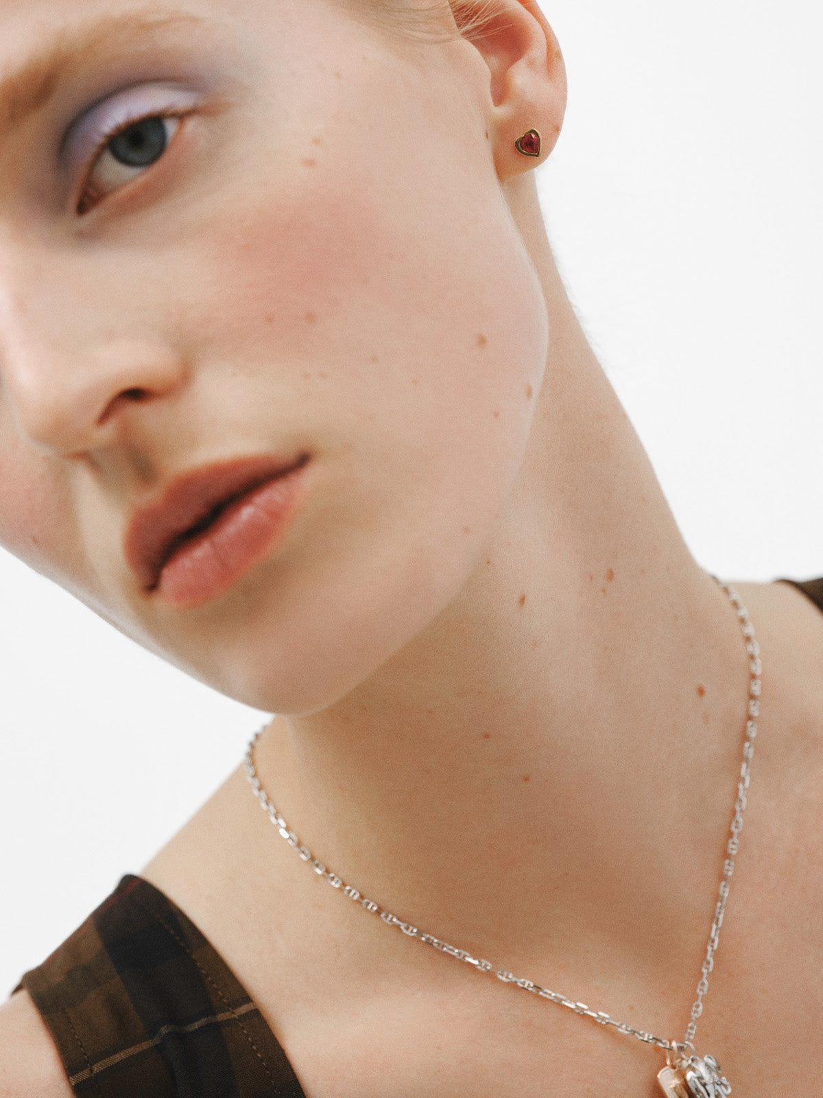 18K yellow gold piercing with heart-cut pink ruby