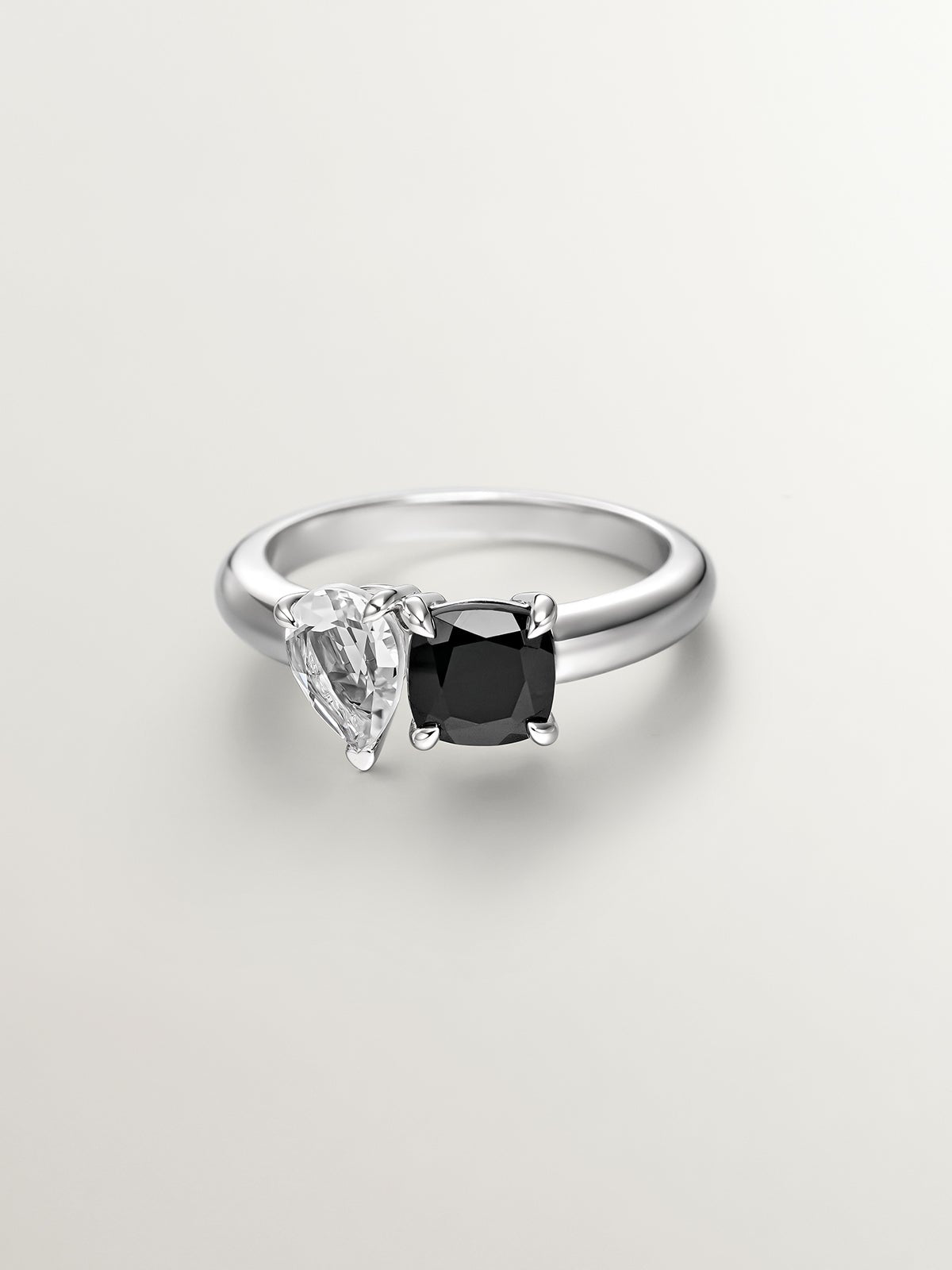 Anillo de plata 925 con espinela negra y cuarzo blanco
