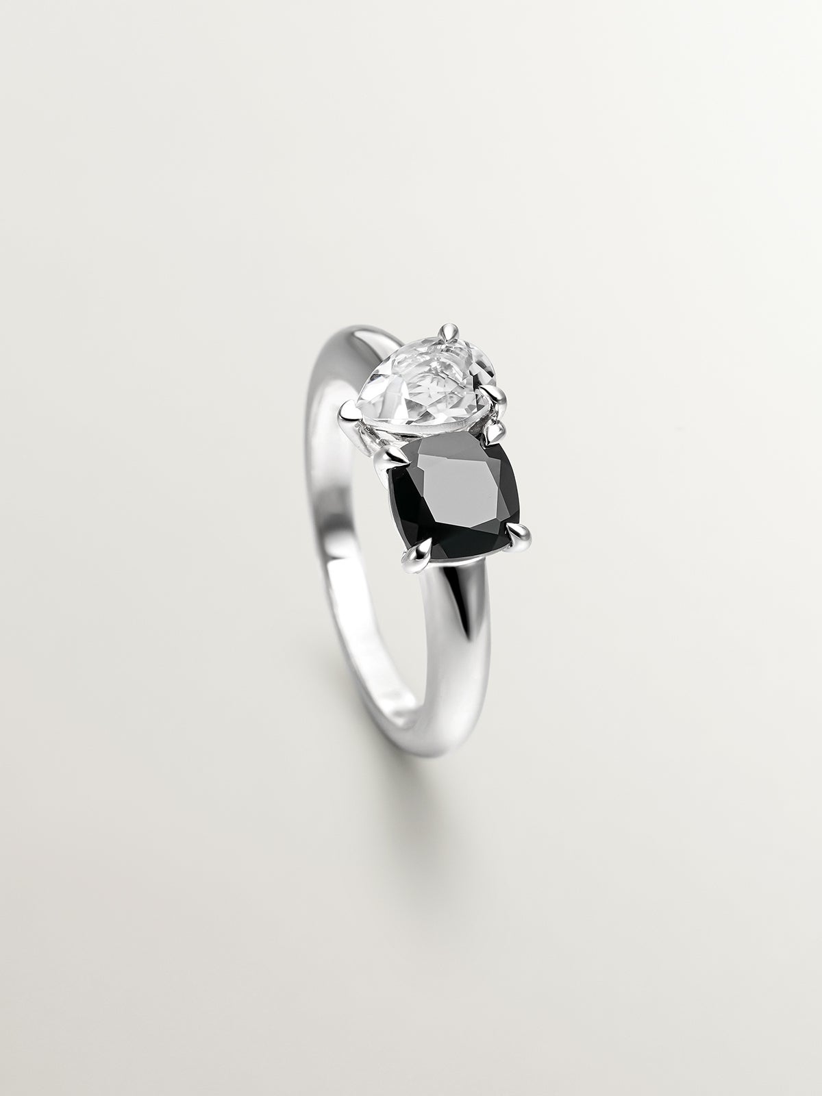 Anillo de plata 925 con espinela negra y cuarzo blanco