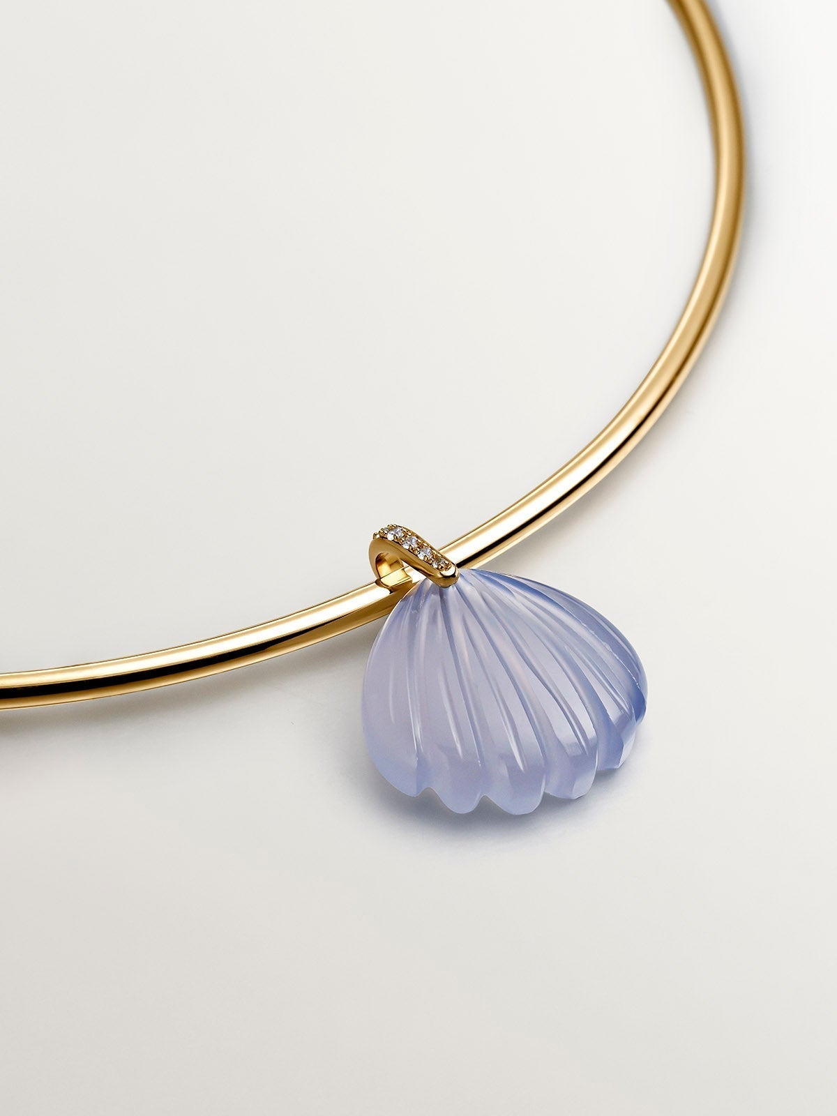 Charm de plata 925 bañada en oro amarillo de 18K con cuarzo limón y topacios blancos