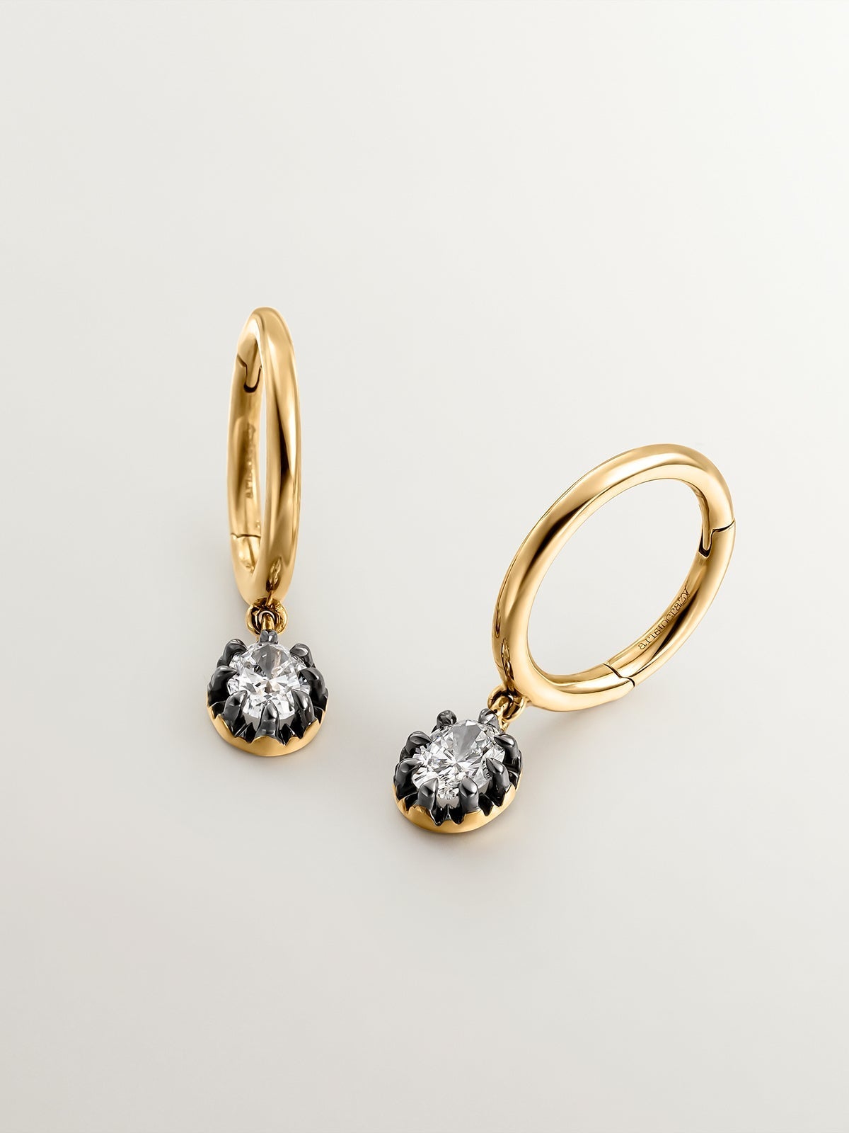 Pendientes de oro amarillo de 18K con efecto envejecido y diamantes en talla oval