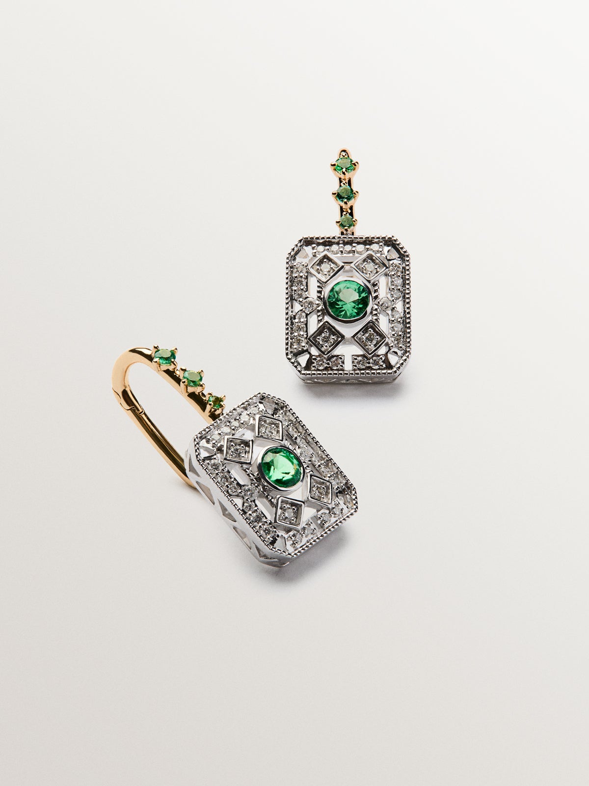 Pendientes de oro blanco y amarillo de 18K con diamantes en talla brillante y esmeraldas en talla brillante