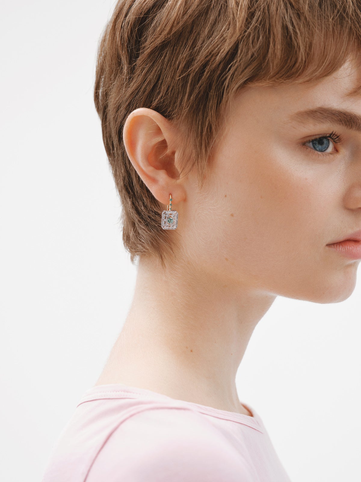 Pendientes de oro blanco y amarillo de 18K con diamantes en talla brillante y esmeraldas en talla brillante