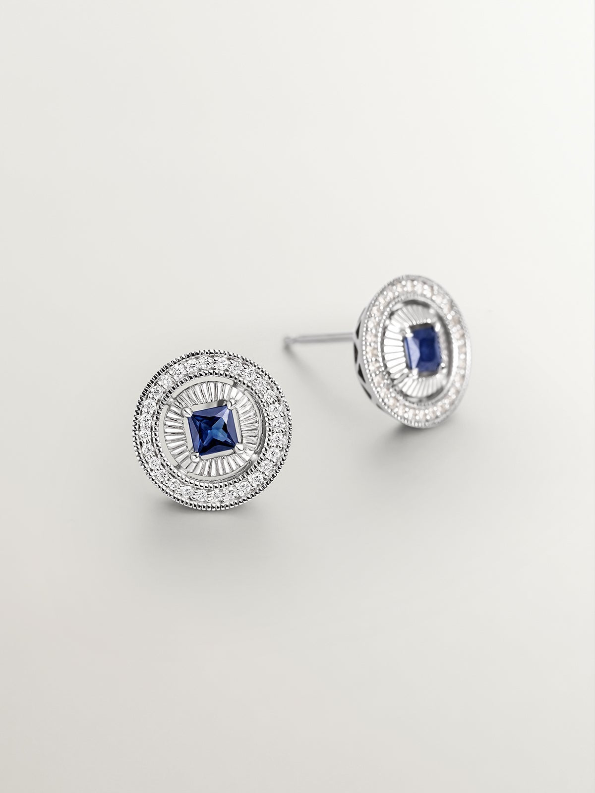 Pendientes de oro blanco de 18K con diamantes en talla brillante y zafiros azules en talla princesa