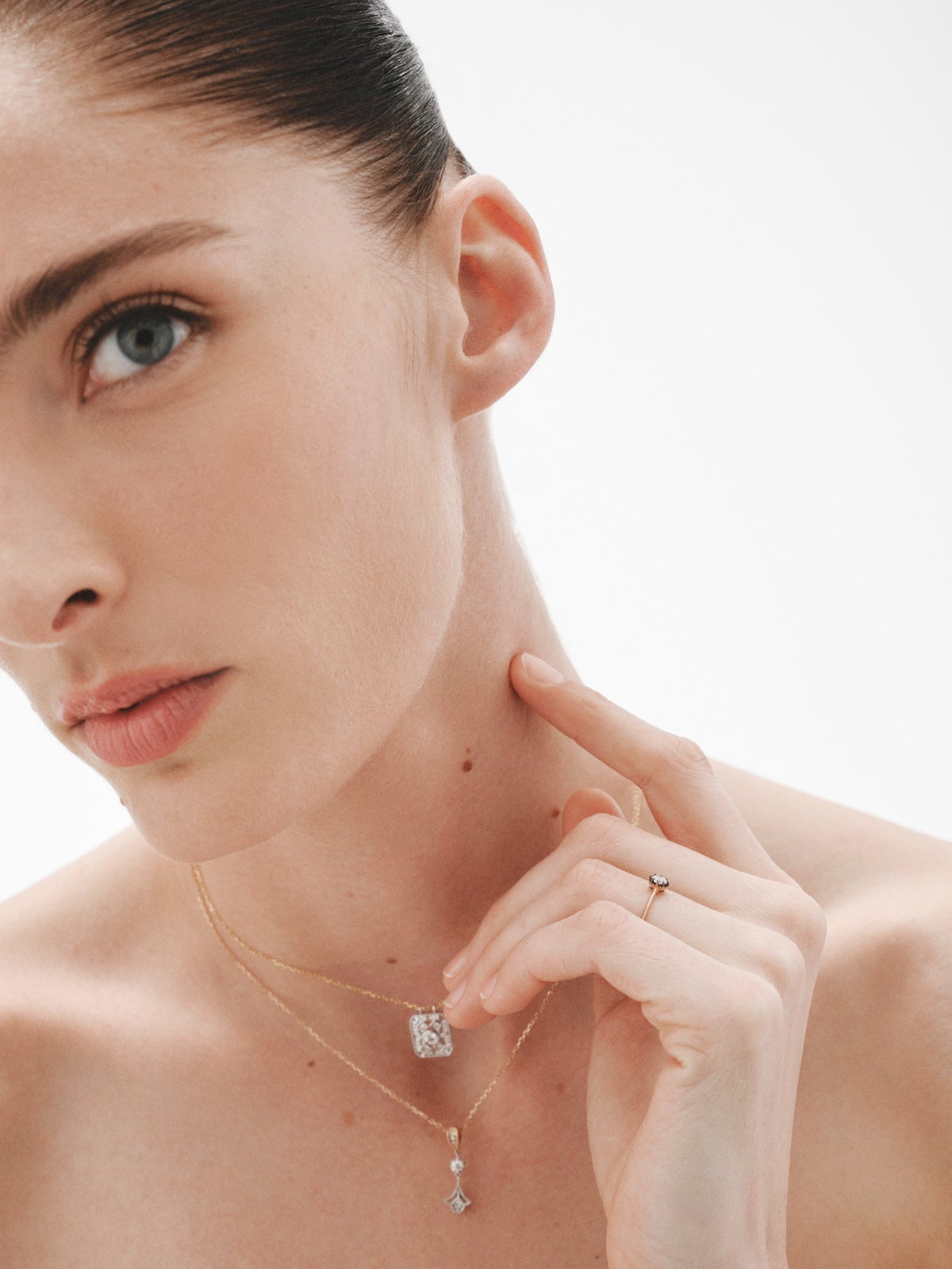 Anillo de oro amarillo de 18K con efecto envejecido y diamante en talla oval