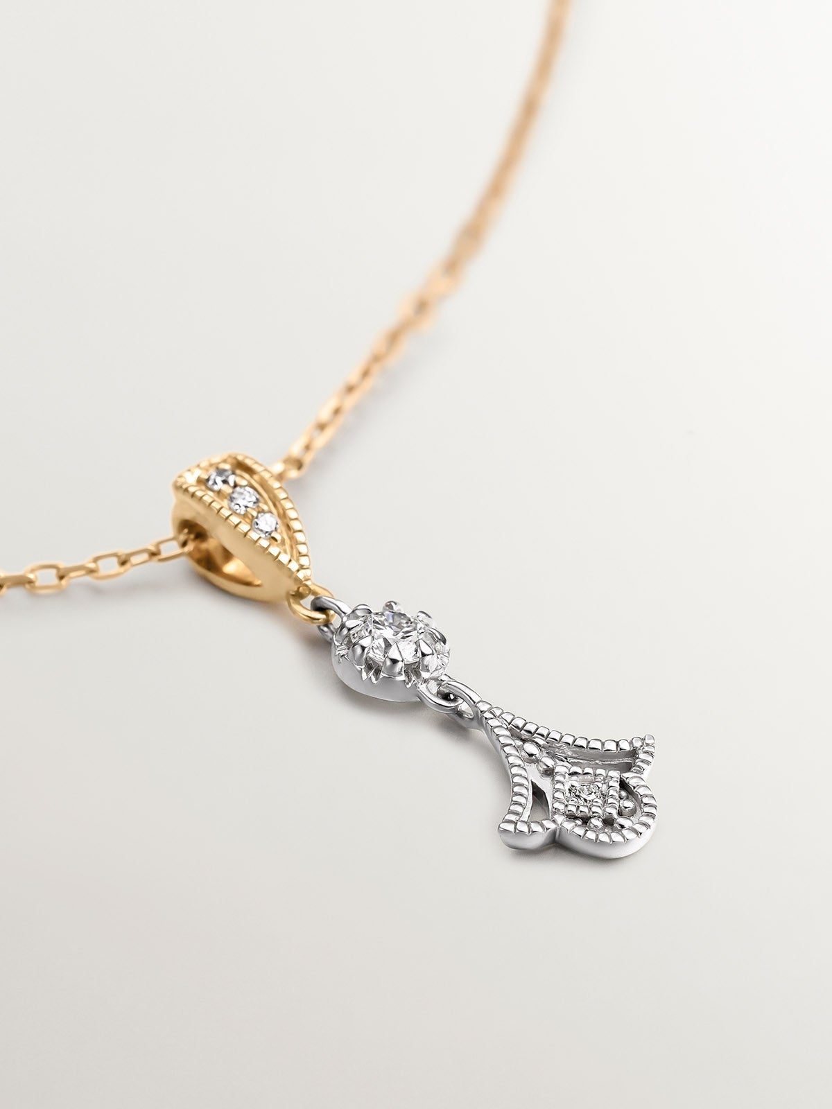 Colgante de oro blanco y amarillo de 18K con diamantes en talla brillante