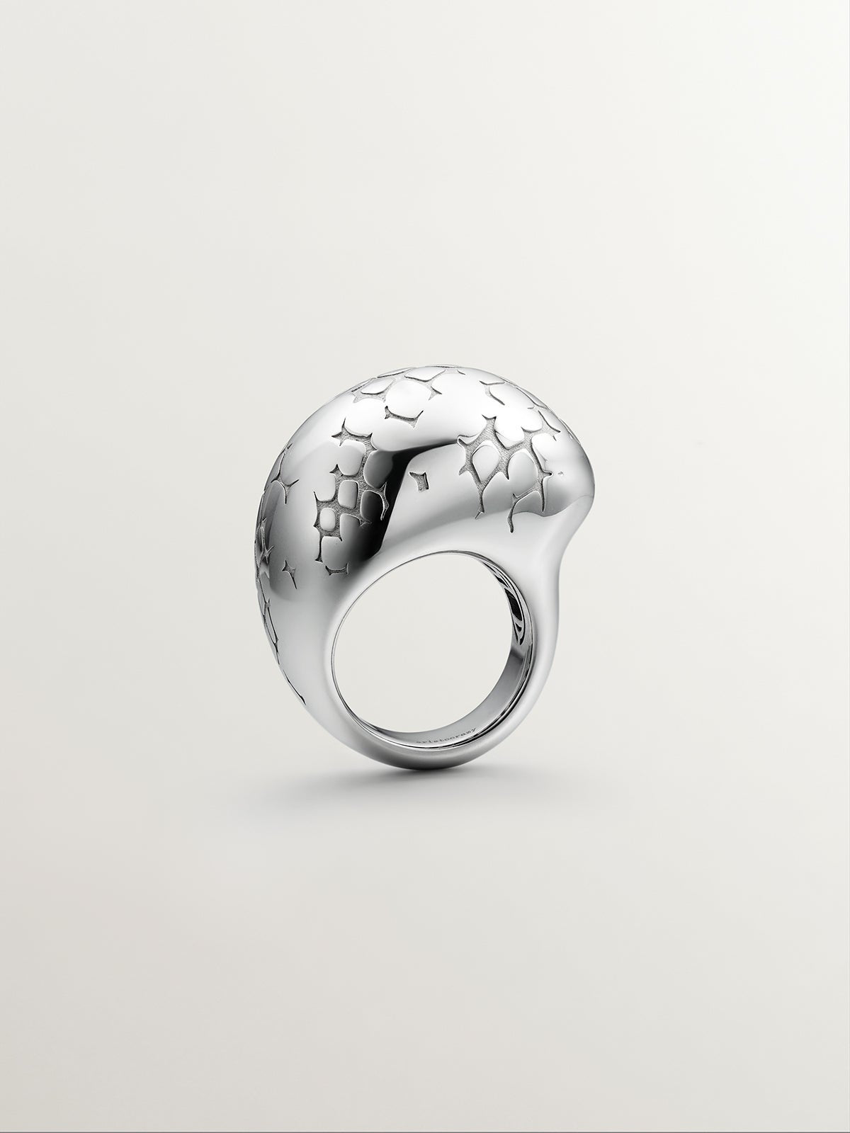 Anillo abombado de plata 925 y textura de serpiente