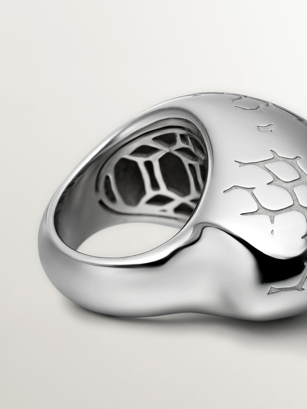 Anillo abombado de plata 925 y textura de serpiente