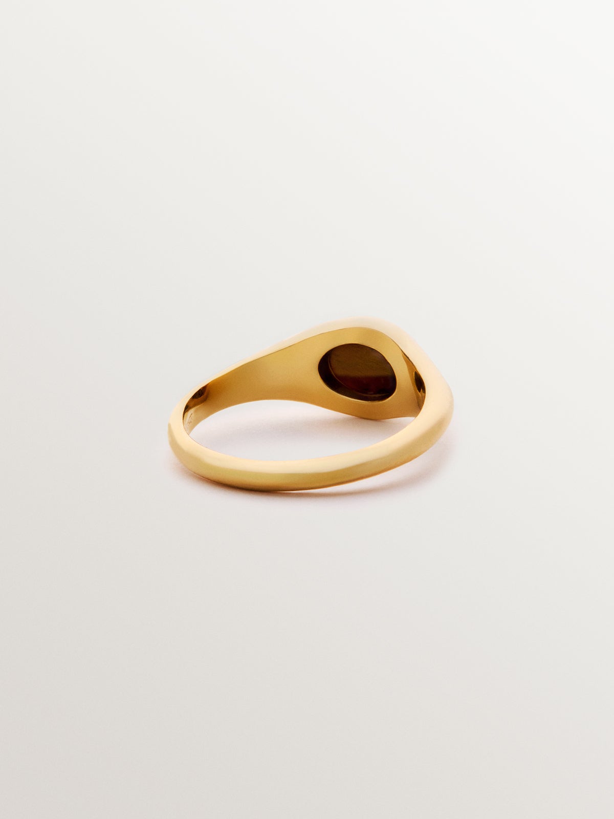 Anillo estilo sello de plata 925 bañada en oro amarillo de 18K con ojo de tigre central.