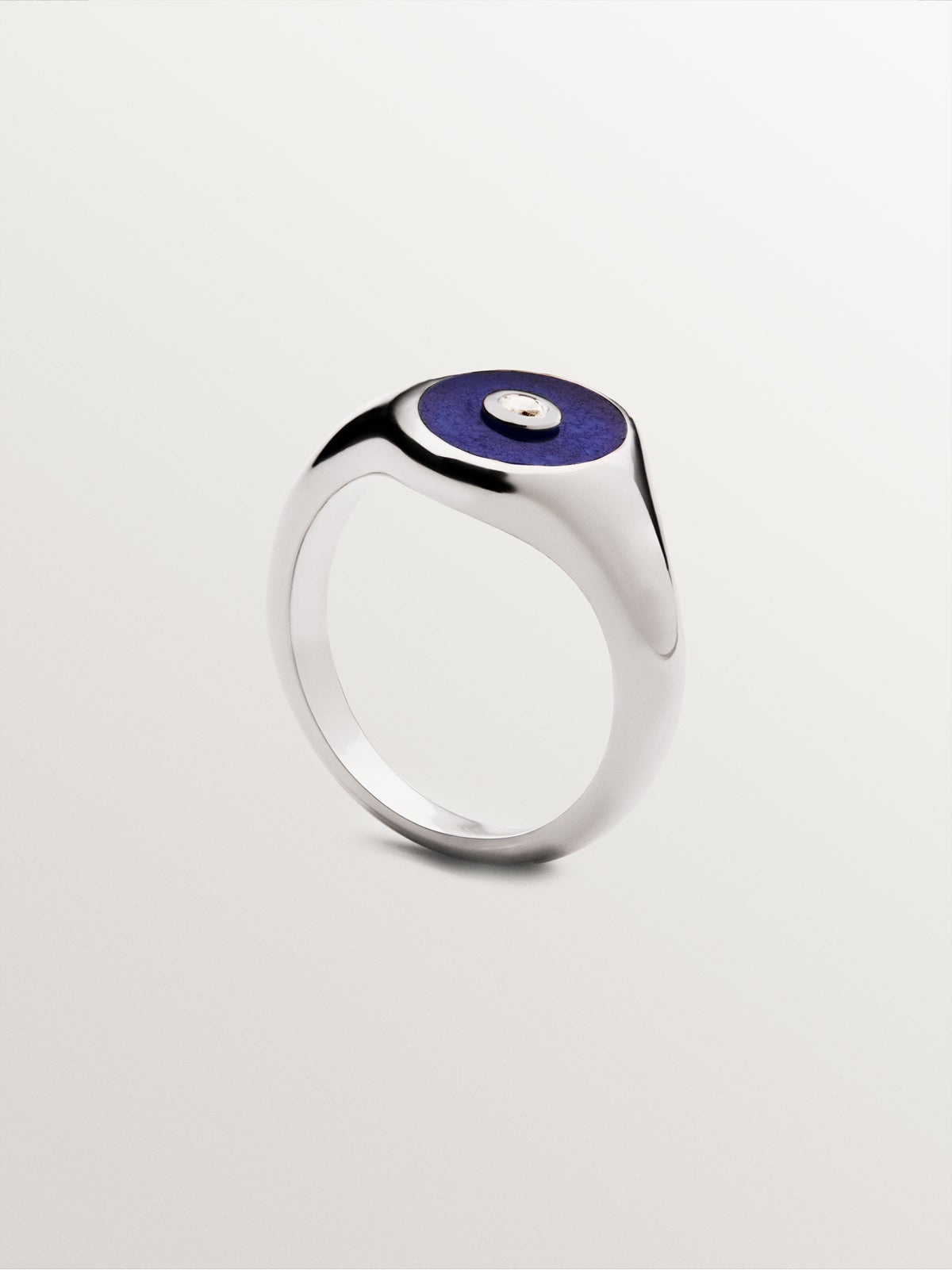Anillo estilo sello de plata 925 rodiada con jade azul y cuarzo blanco en talla brillante.