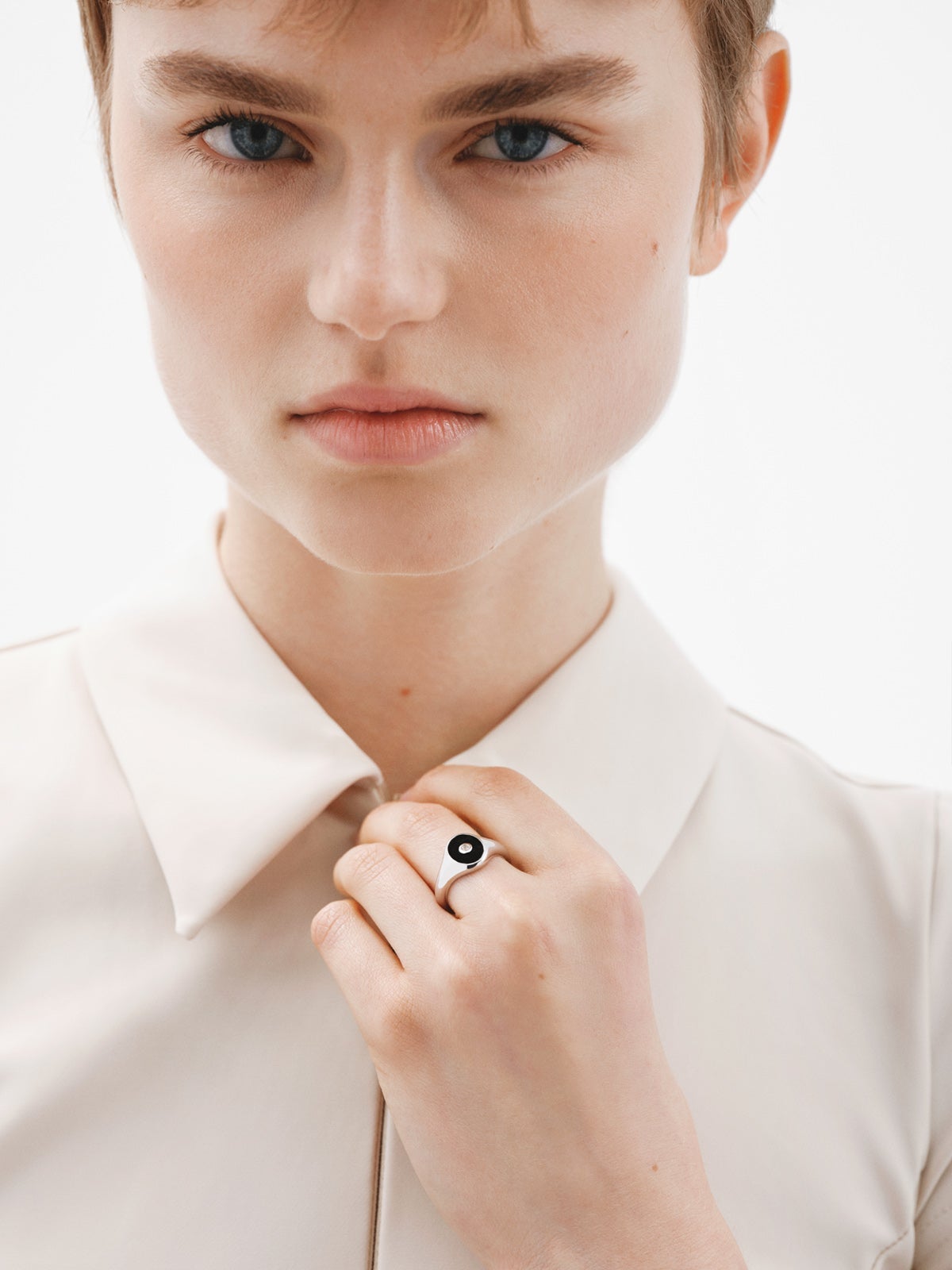 Anillo estilo sello de plata 925 rodiada con ónix negro y cuarzo blanco en talla brillante.