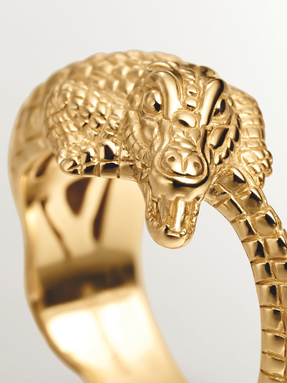 Anillo de plata 925 bañada en oro amarillo de 18K con forma de cocodrilo
