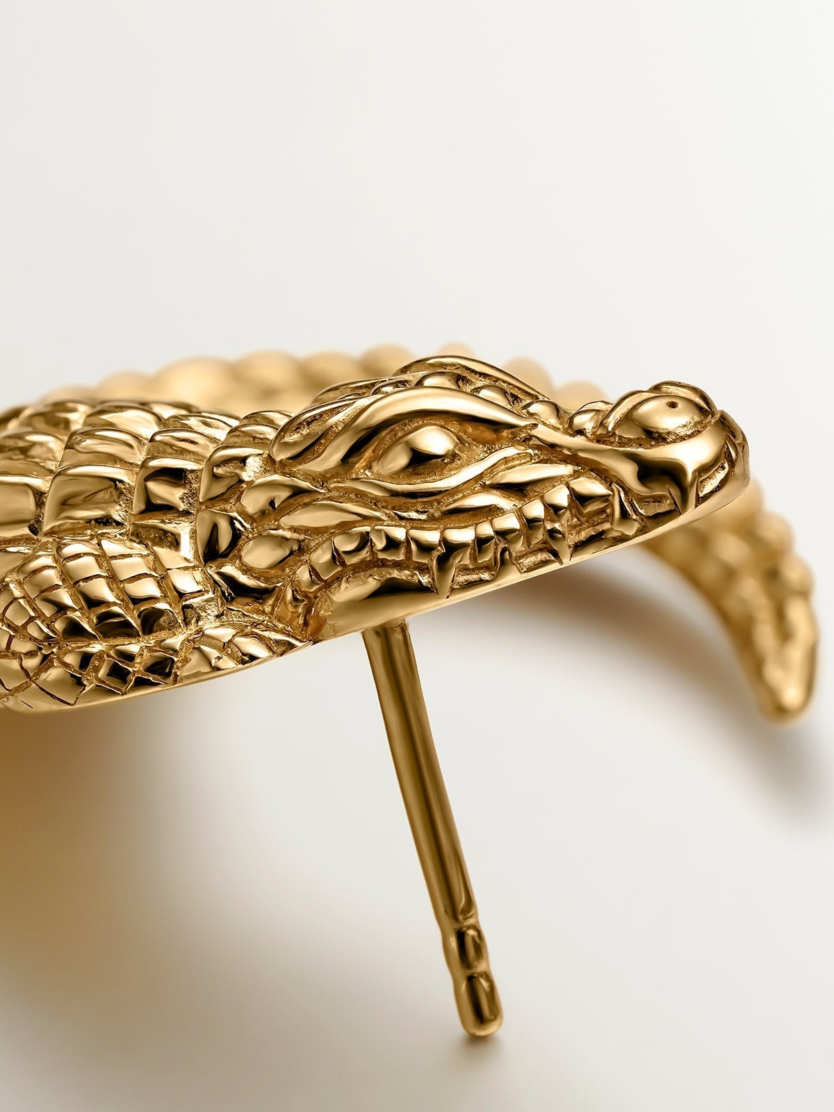 Pendientes de plata 925 bañada en oro amarillo de 18K con forma de cocodrilo