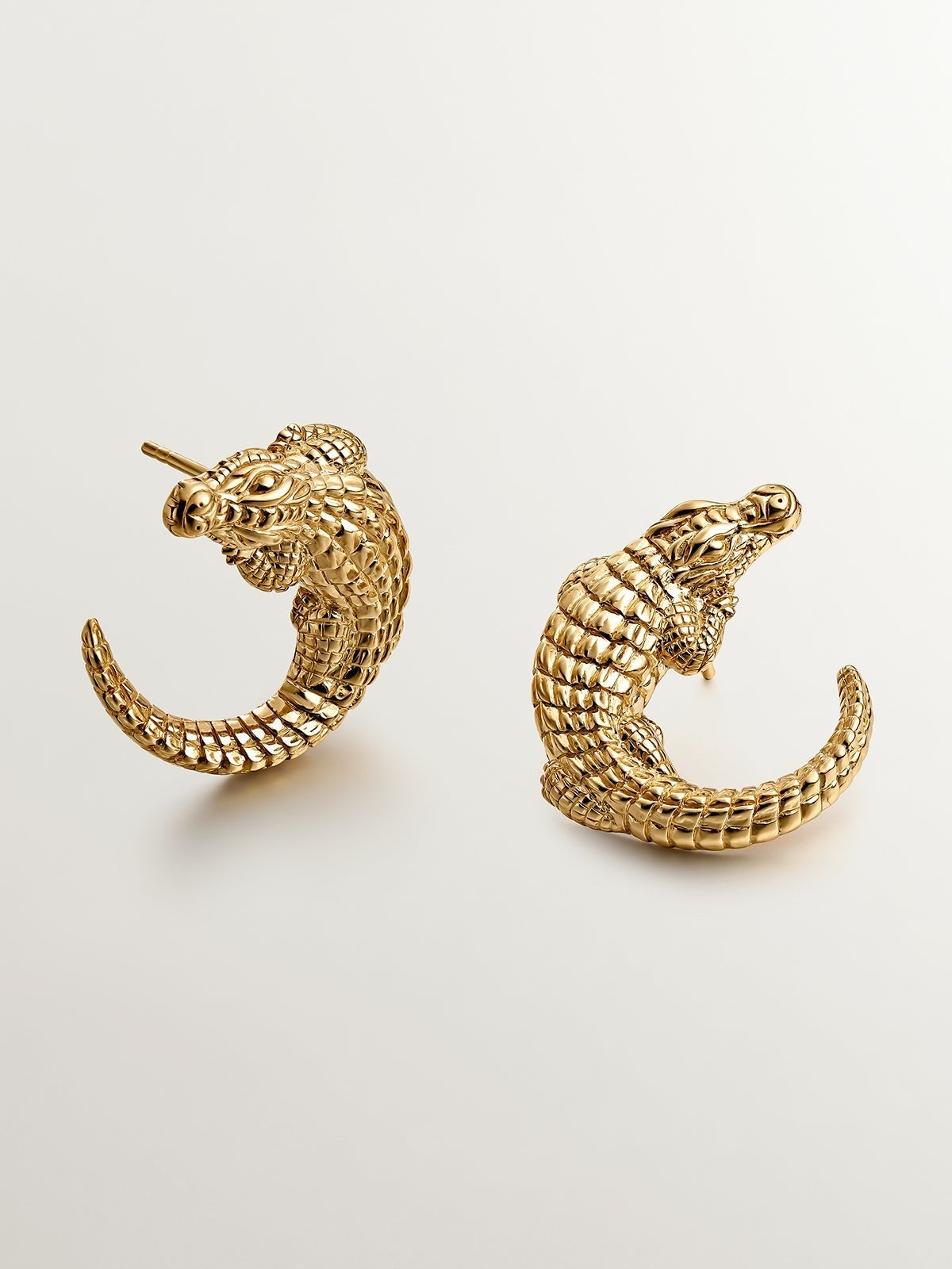 Pendientes de plata 925 bañada en oro amarillo de 18K con forma de cocodrilo