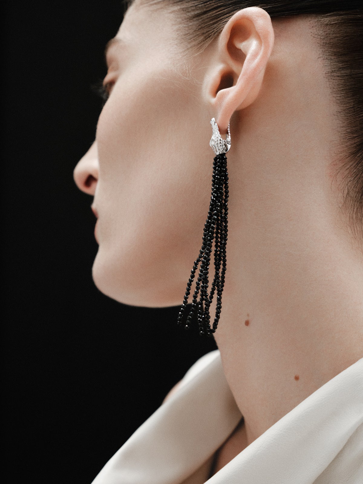 Pendientes largos de plata 925 con forma de cocodrilo y espinelas negras
