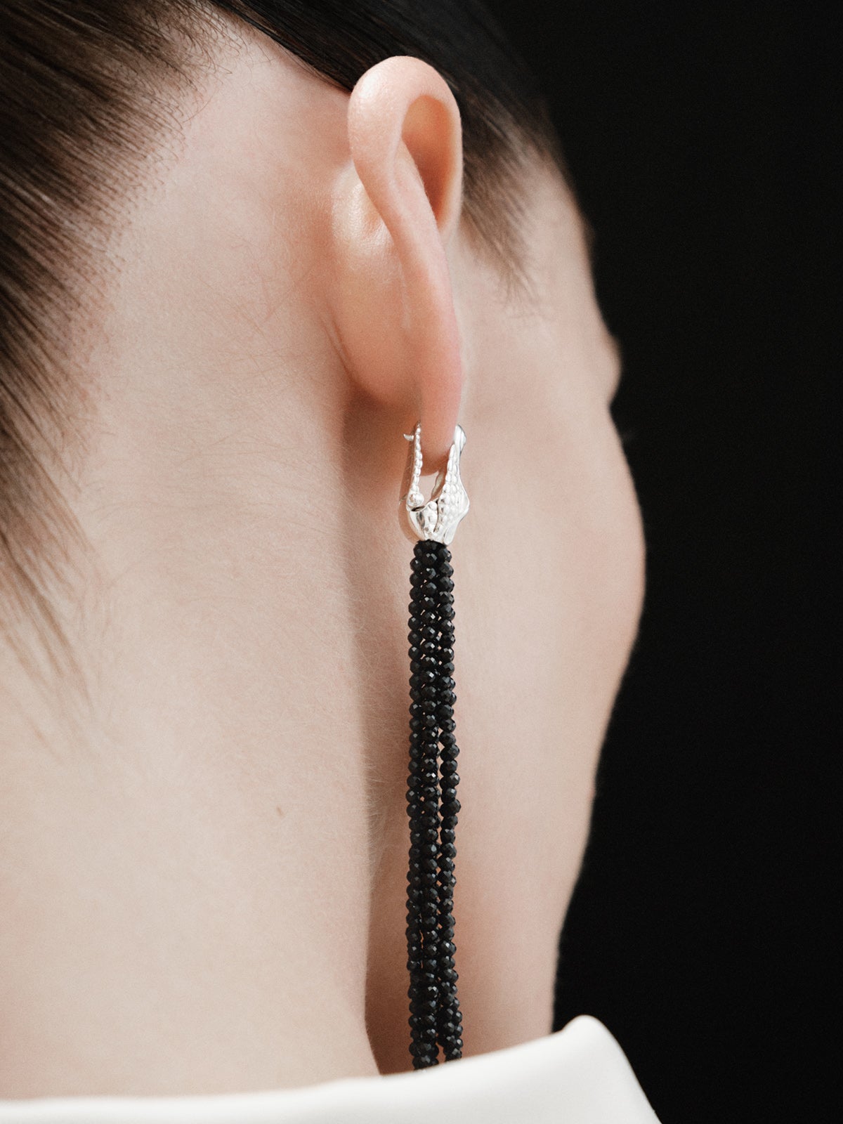 Pendientes largos de plata 925 con forma de cocodrilo y espinelas negras