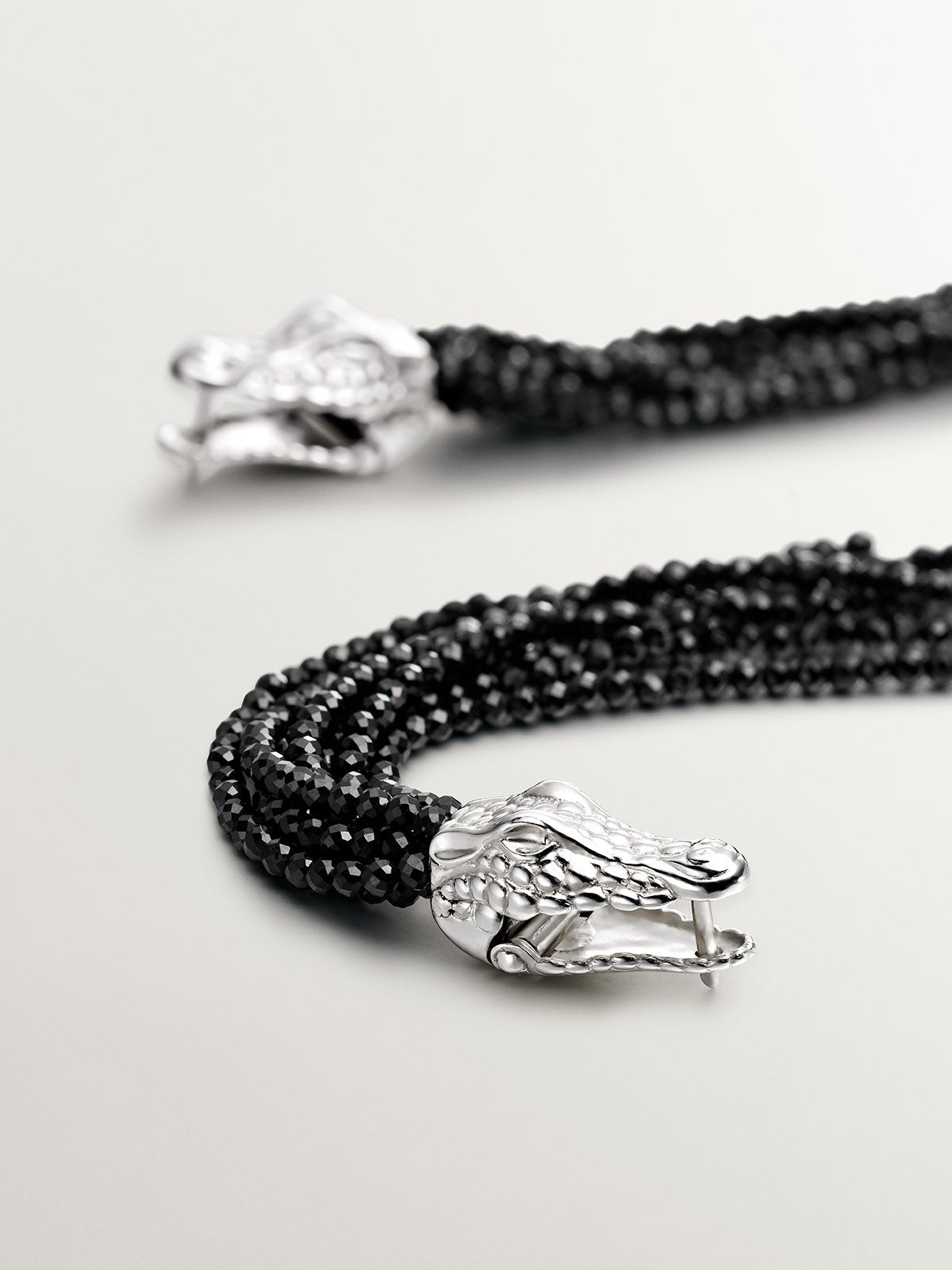 Pendientes largos de plata 925 con forma de cocodrilo y espinelas negras