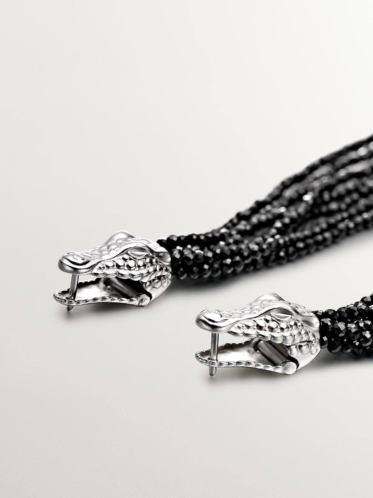 Pendientes largos de plata 925 con forma de cocodrilo y espinelas negras