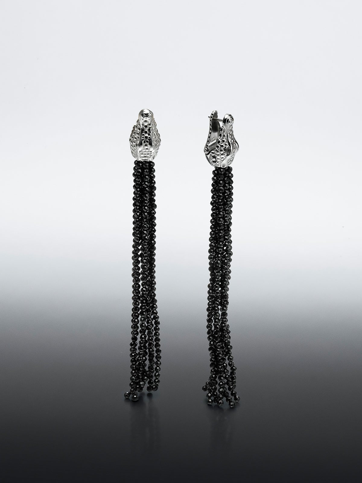 Pendientes largos de plata 925 con forma de cocodrilo y espinelas negras