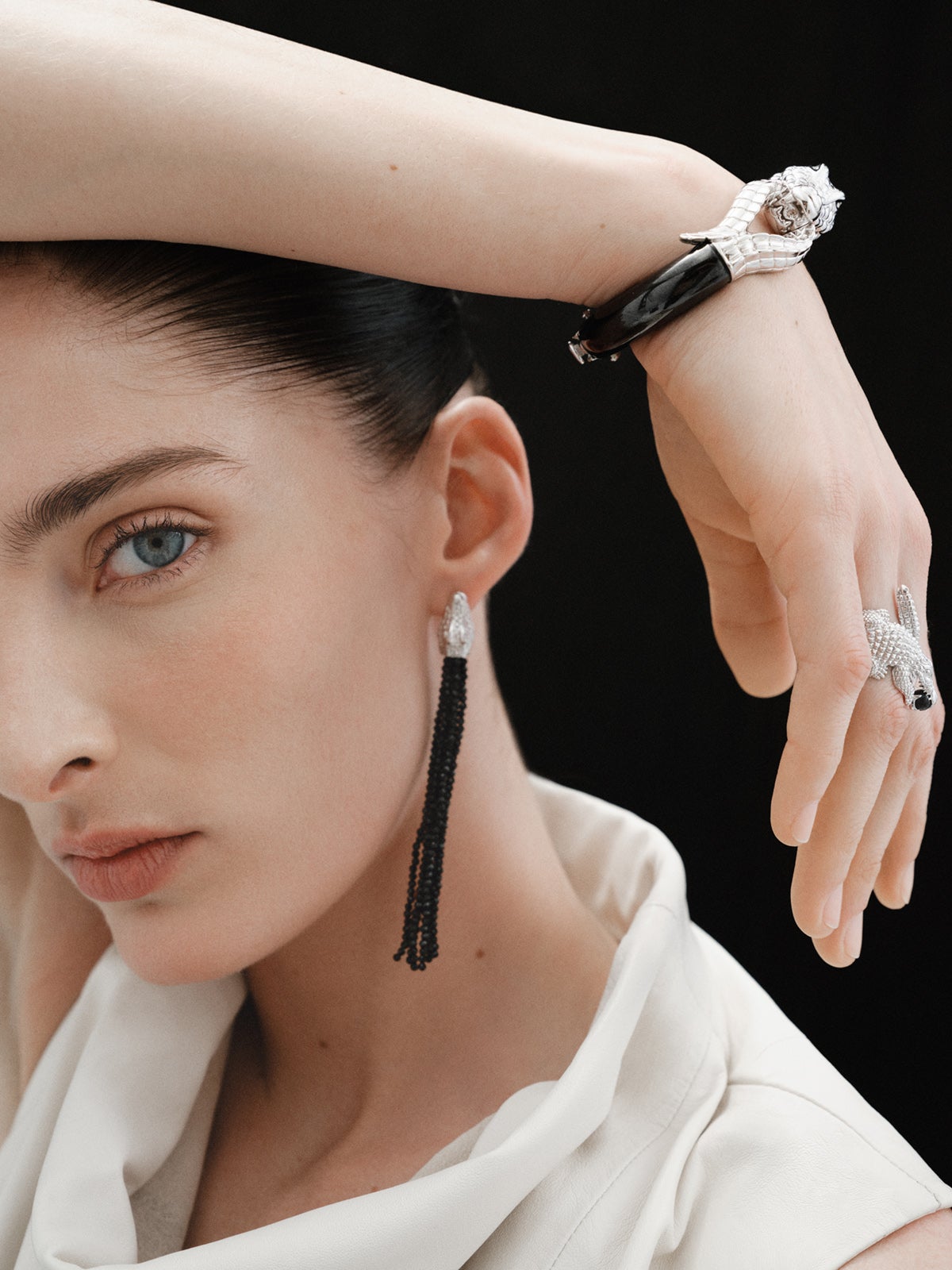 Brazalete rígido de plata 925 y cerámica negra con forma de cocodrilo