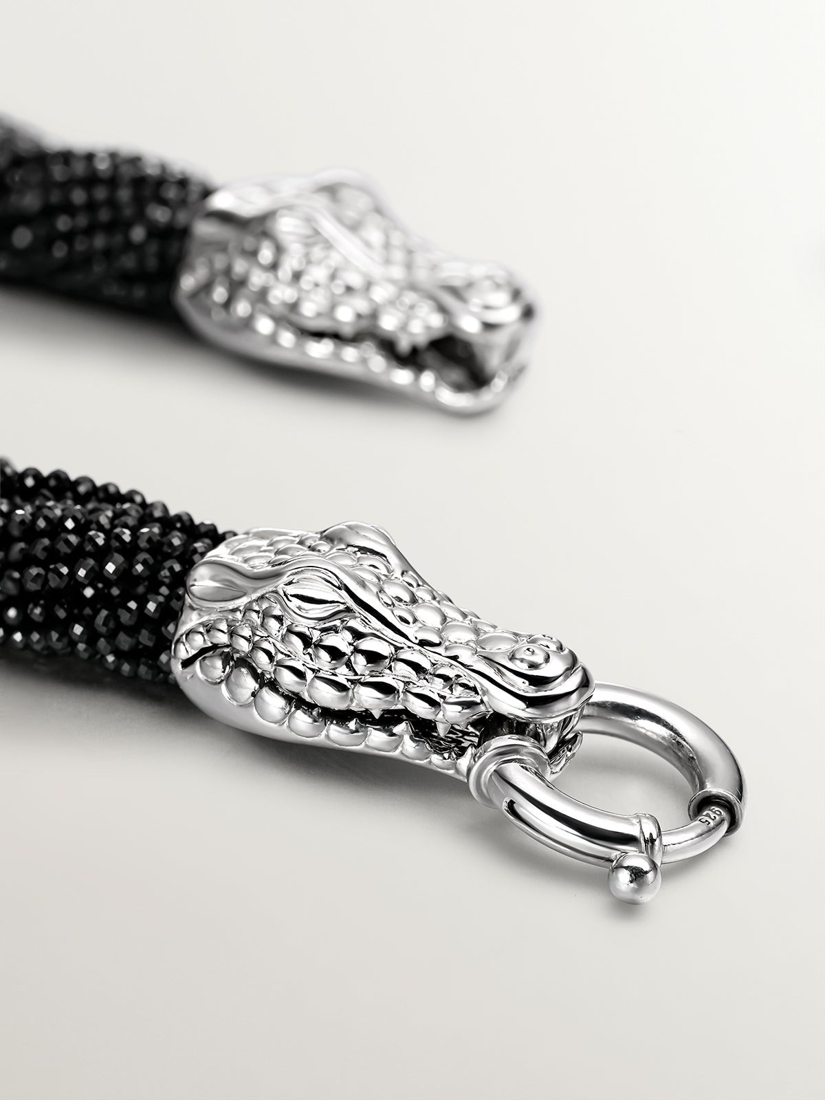 Collar de plata 925 con forma de cocodrilo y espinelas negras